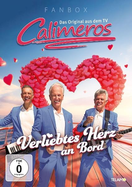 DVD-Cover. Drei Männer in blauen Anzügen auf einem Boot mit einem Herzen aus roten Herzen.