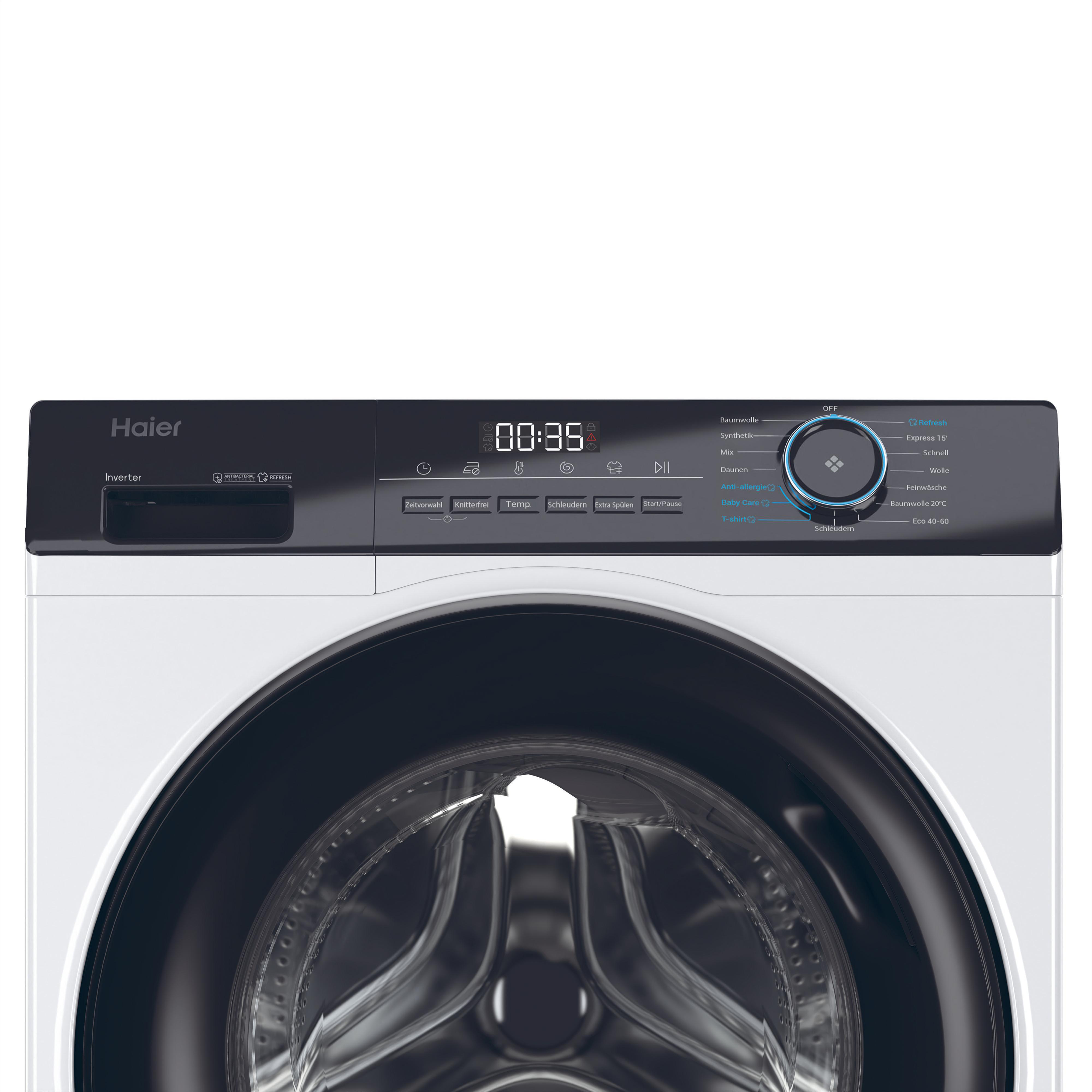 Eine weiße Haier Waschmaschine mit schwarzer Tür und Bedienfeld.