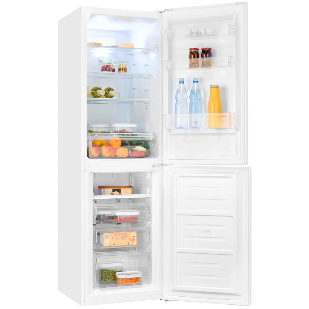 Weißer Kühlschrank mit geöffneten Türen, die Regale mit Lebensmitteln und Getränken zeigen.