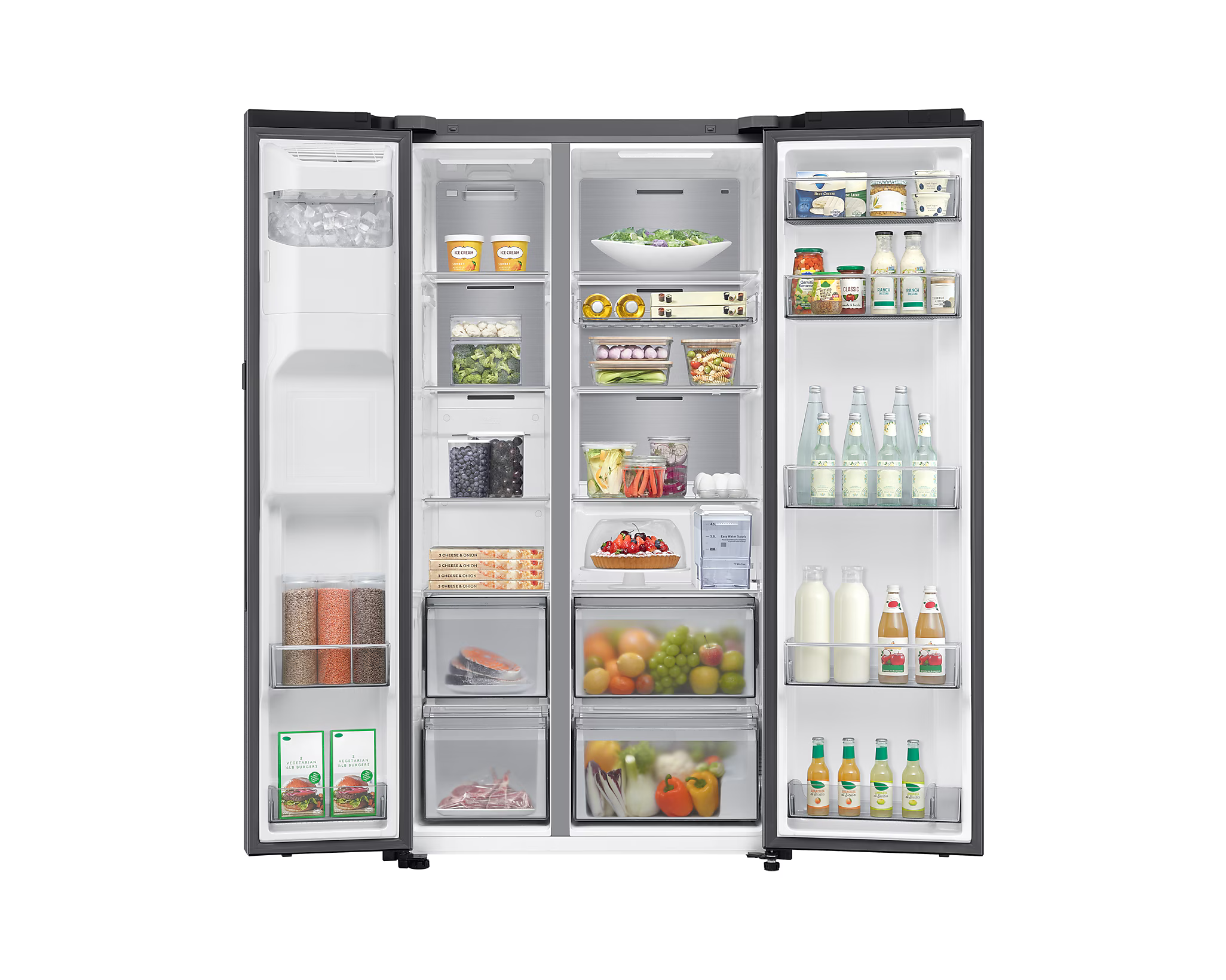 Ein Kühlschrank mit geöffneten Türen, der Regale mit Lebensmitteln und Getränken zeigt.