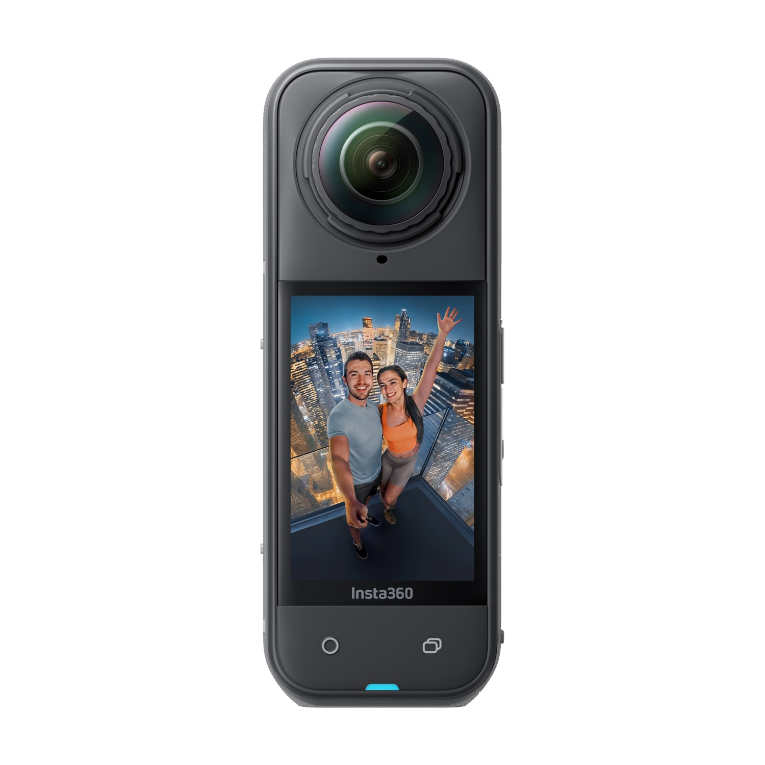 Una fotocamera Insta360, che mostra un selfie di due persone in un ambiente urbano sul suo schermo.