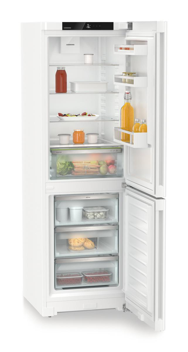 Weißer Kühlschrank mit offener Tür, gefüllt mit Essen und Getränken.