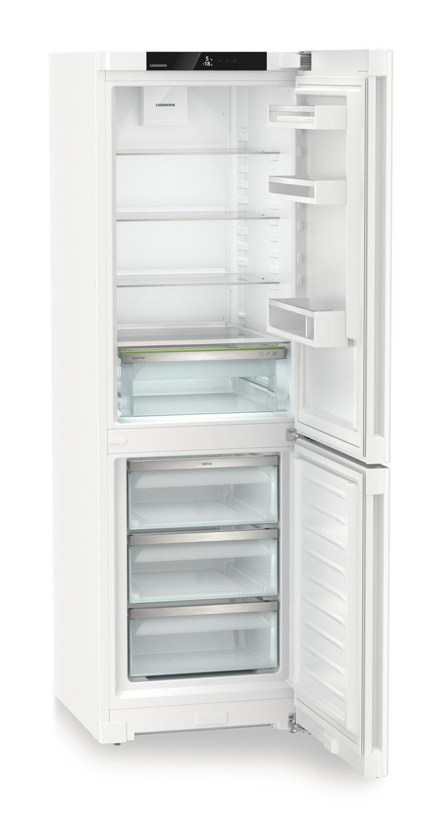 Weißer Kühlschrank mit offenen Türen, Regale innen.