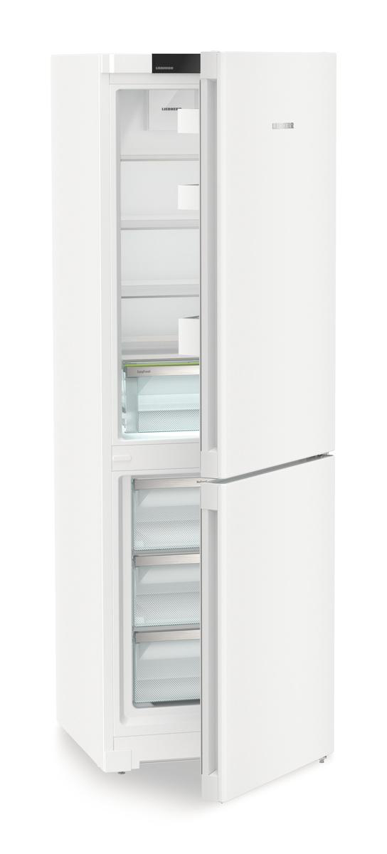 Ein weißer Kühlschrank mit offenen Türen, der Regale und Innendetails zeigt, auf weißem Hintergrund.