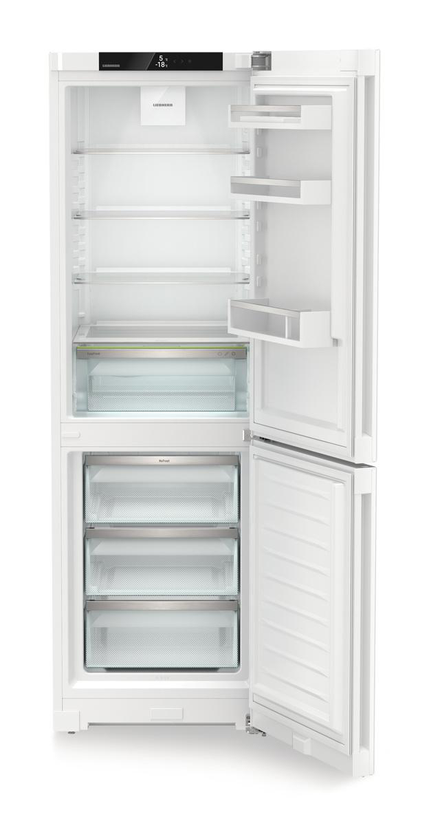 Weißer Kühlschrank mit offener Tür, zeigt Regale, Schubladen und Lebensmittel. Innen beleuchtet.