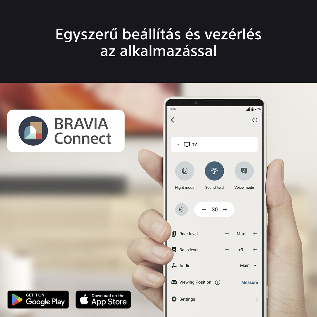 Egy személy keze, amely egy telefont tart, a kijelző a Bravia Connect alkalmazást és egy TV-felületet mutat.