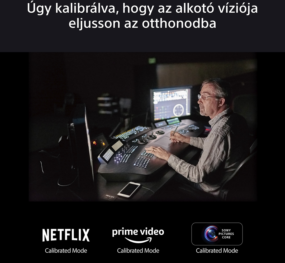 Férfi a stúdióban egy konzolt állít, alatta Netflix, Prime Video és Sony logókkal.