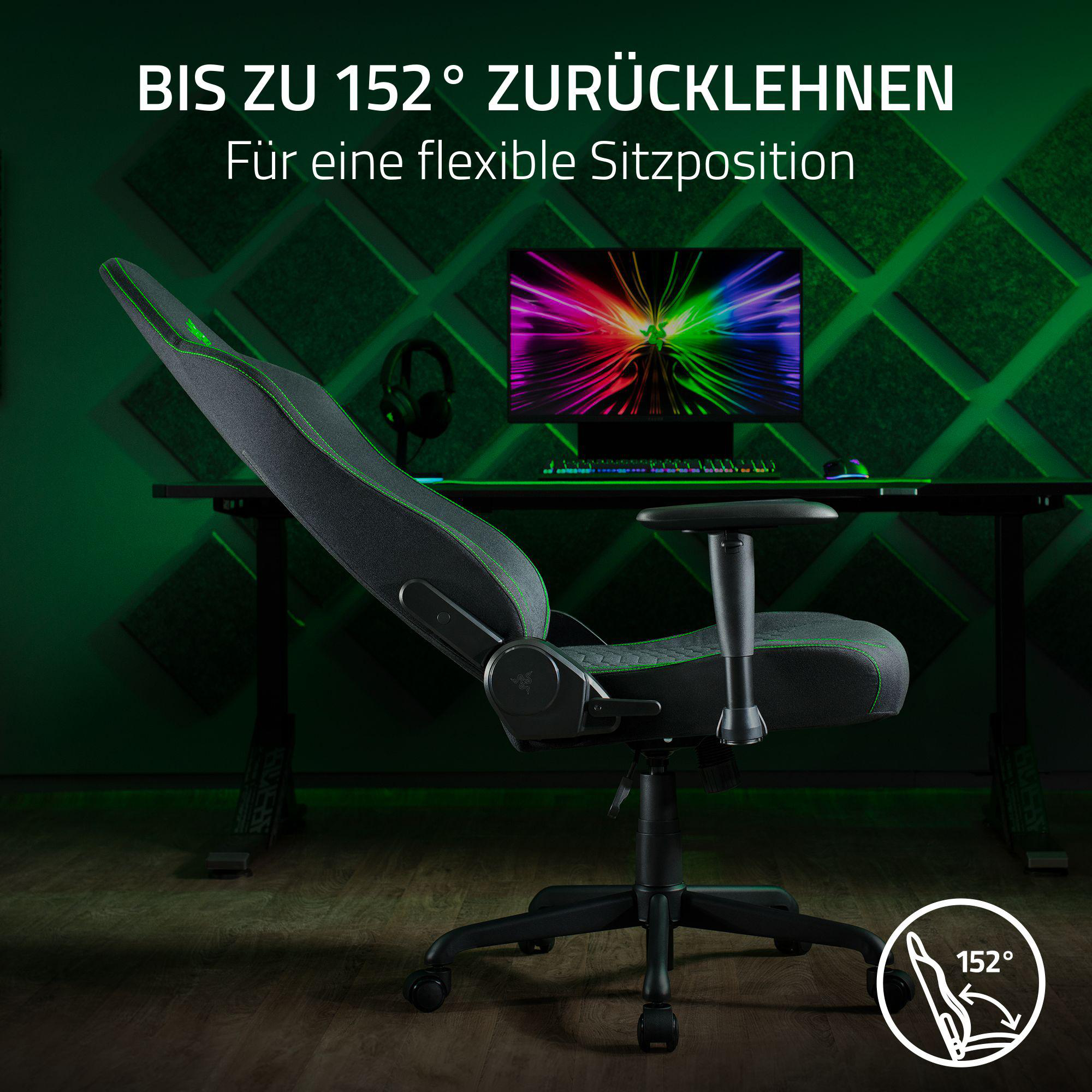 Ein Gaming-Stuhl mit grünem Akzent, ein Monitor und ein Computer-Setup in grüner Umgebungsbeleuchtung.