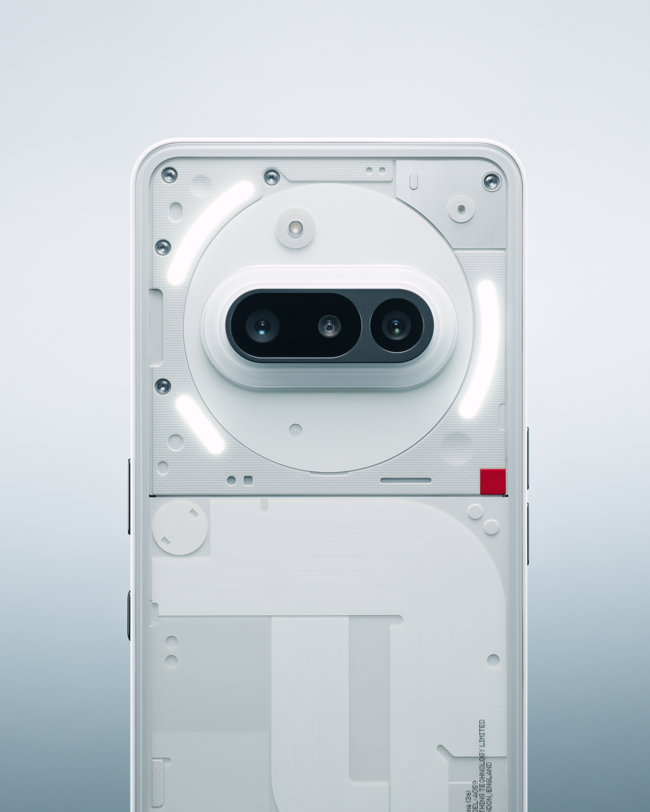 Téléphone Nothing, vue arrière. Design blanc avec éléments transparents. Doubles caméras et lumières LED visibles.
