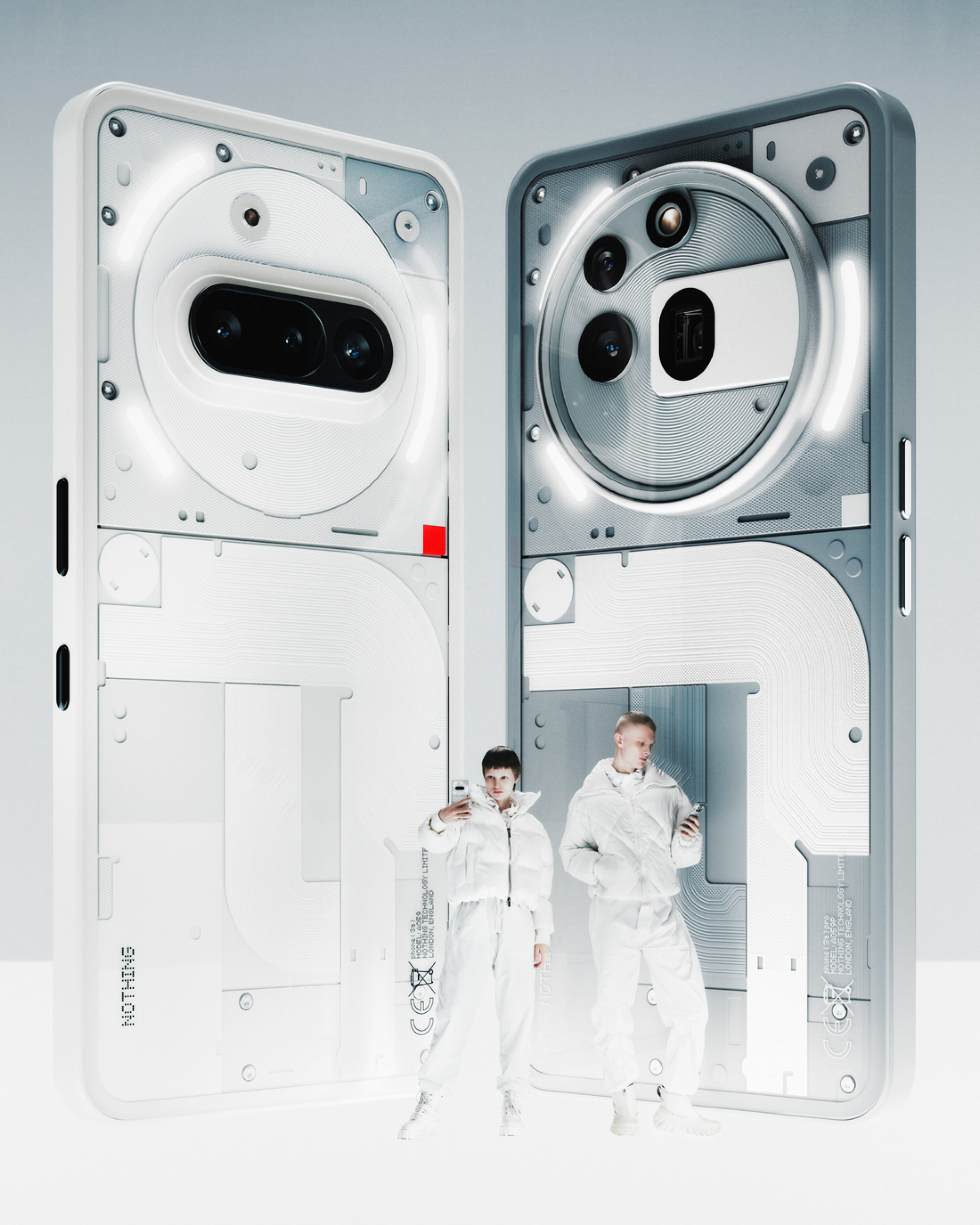 Deux smartphones Nothing Phone (2), montrant leurs dos transparents et deux personnes en blanc.