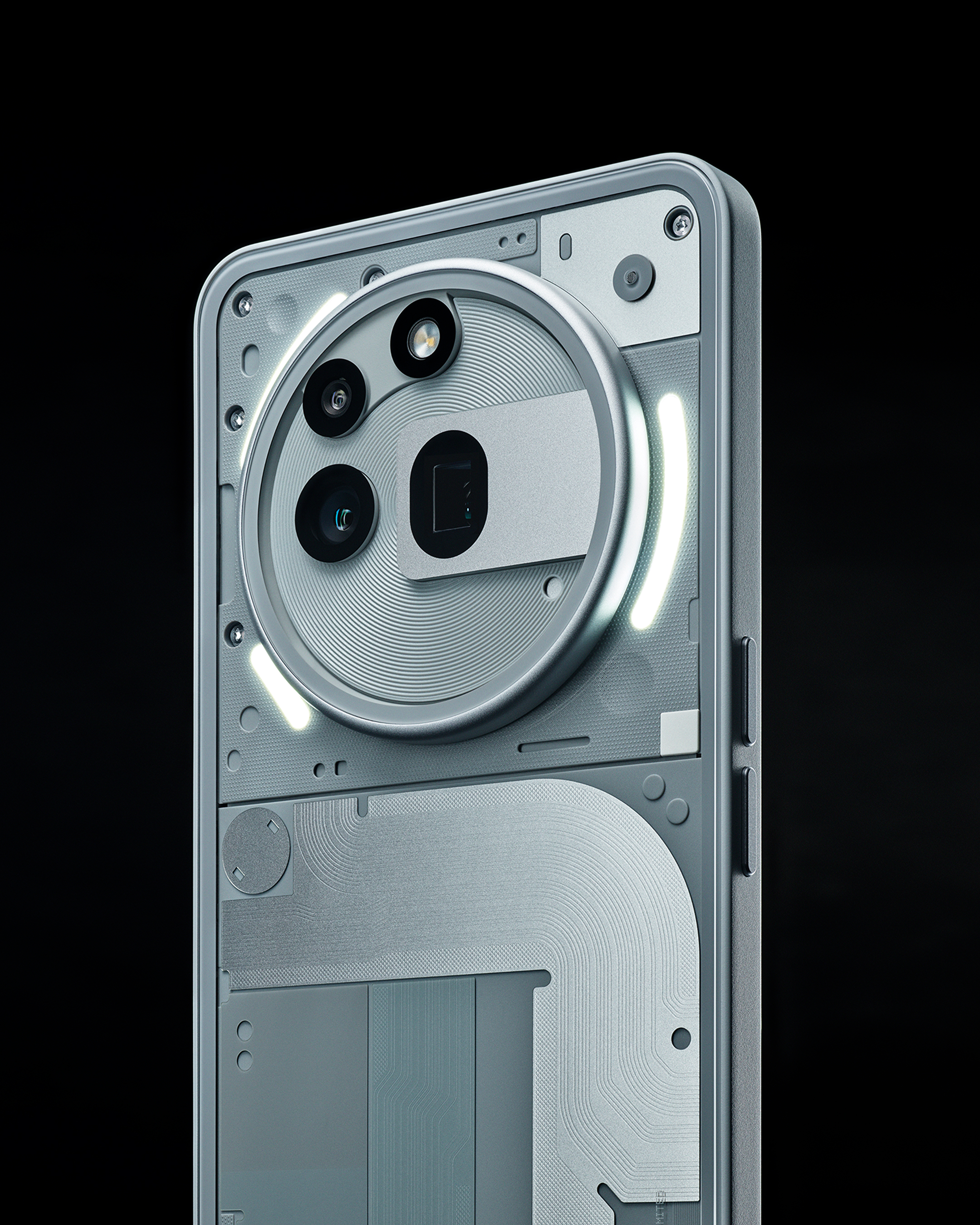 Dos de téléphone avec design transparent, révélant les composants internes.