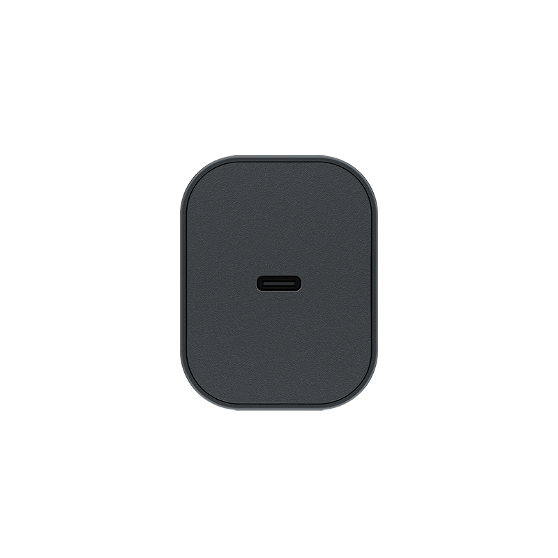 Czarna ładowarka USB-C z jednym portem. Tło jest jednolicie czarne.