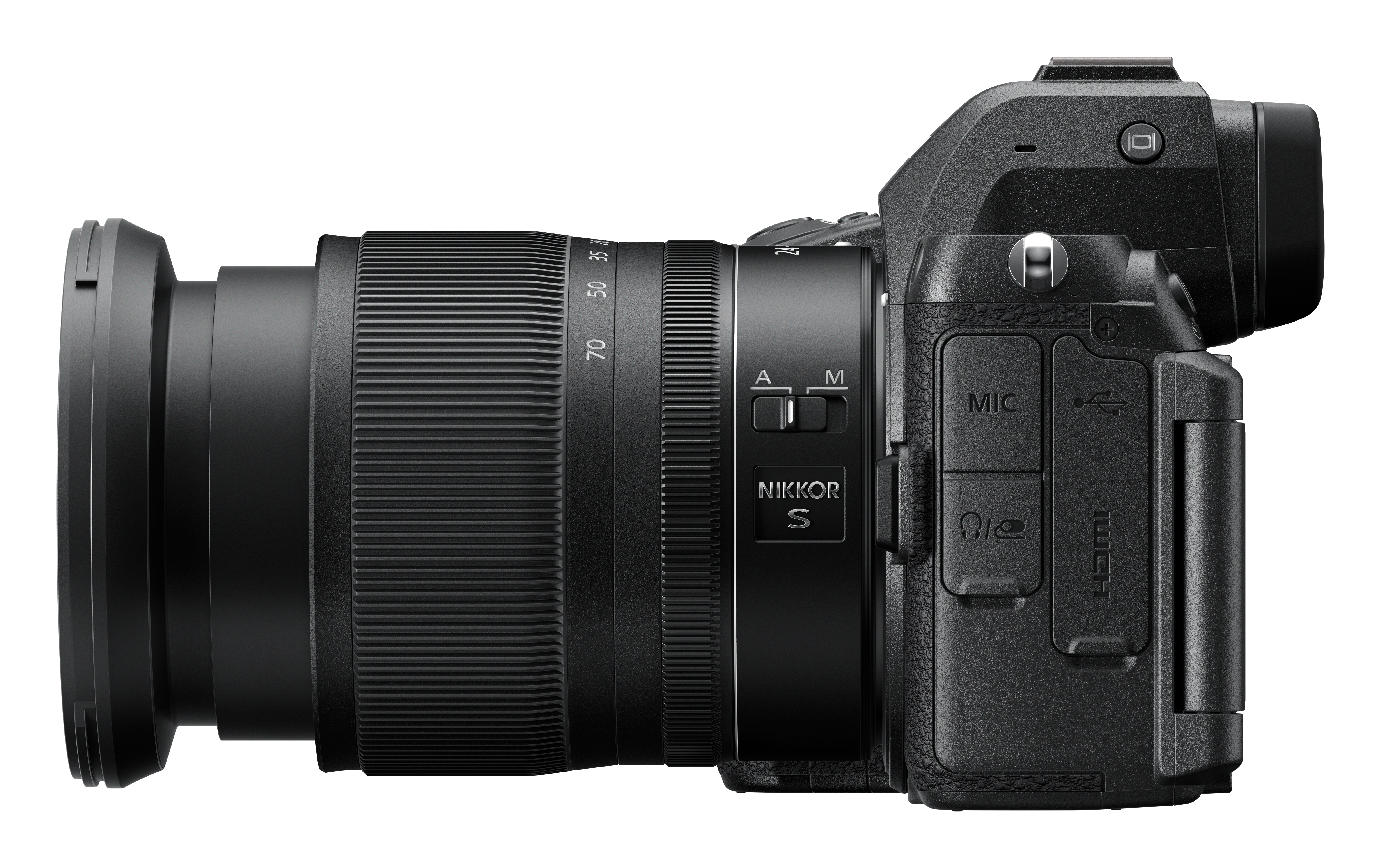 Eine Nikon Kamera mit Objektiv, Seitenansicht, vor weißem Hintergrund.