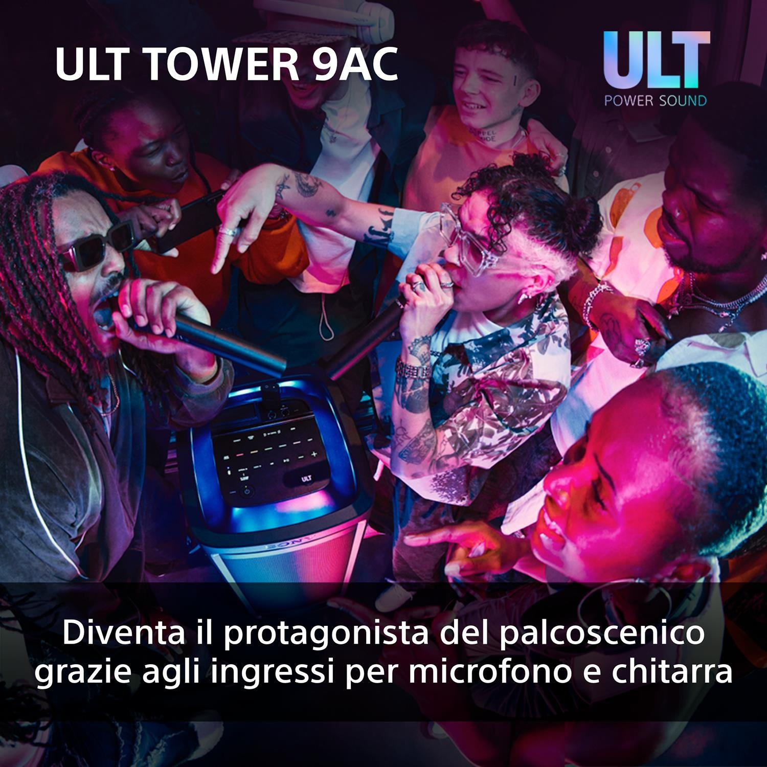 Gruppo di persone con un altoparlante. Una persona canta in un microfono. Testo: ULT Tower 9AC.