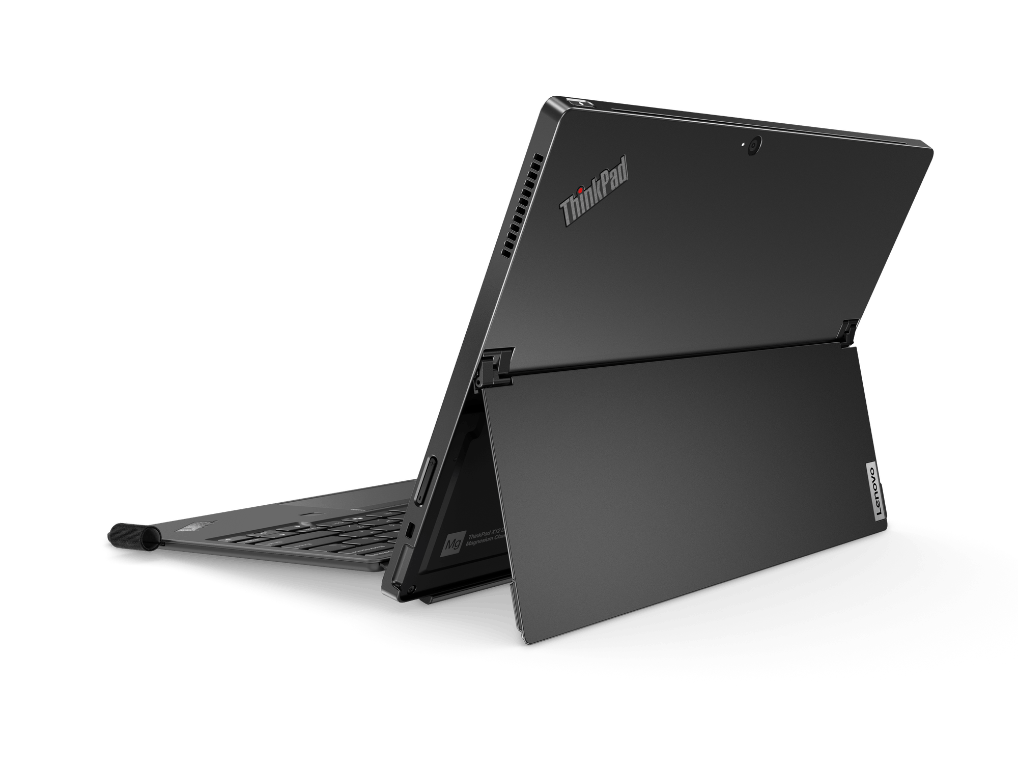 Laptop Lenovo ThinkPad negro, abierto y en ángulo, sobre una superficie negra.