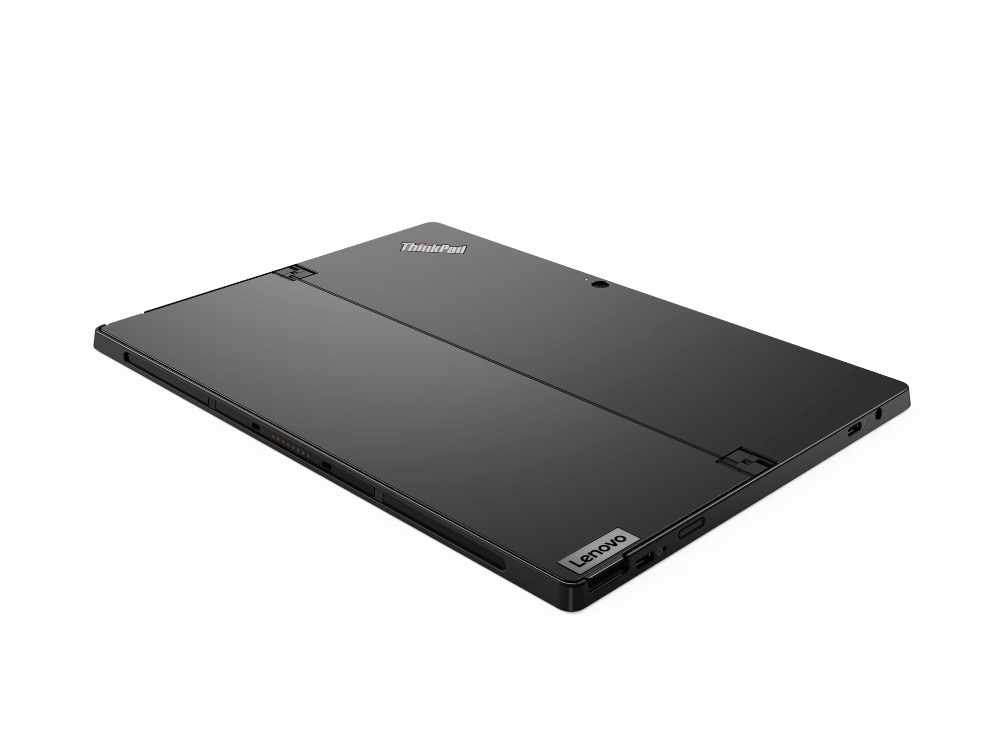 Portátil Lenovo ThinkPad negro. Vista cerrada y en ángulo. Muestra el logotipo.