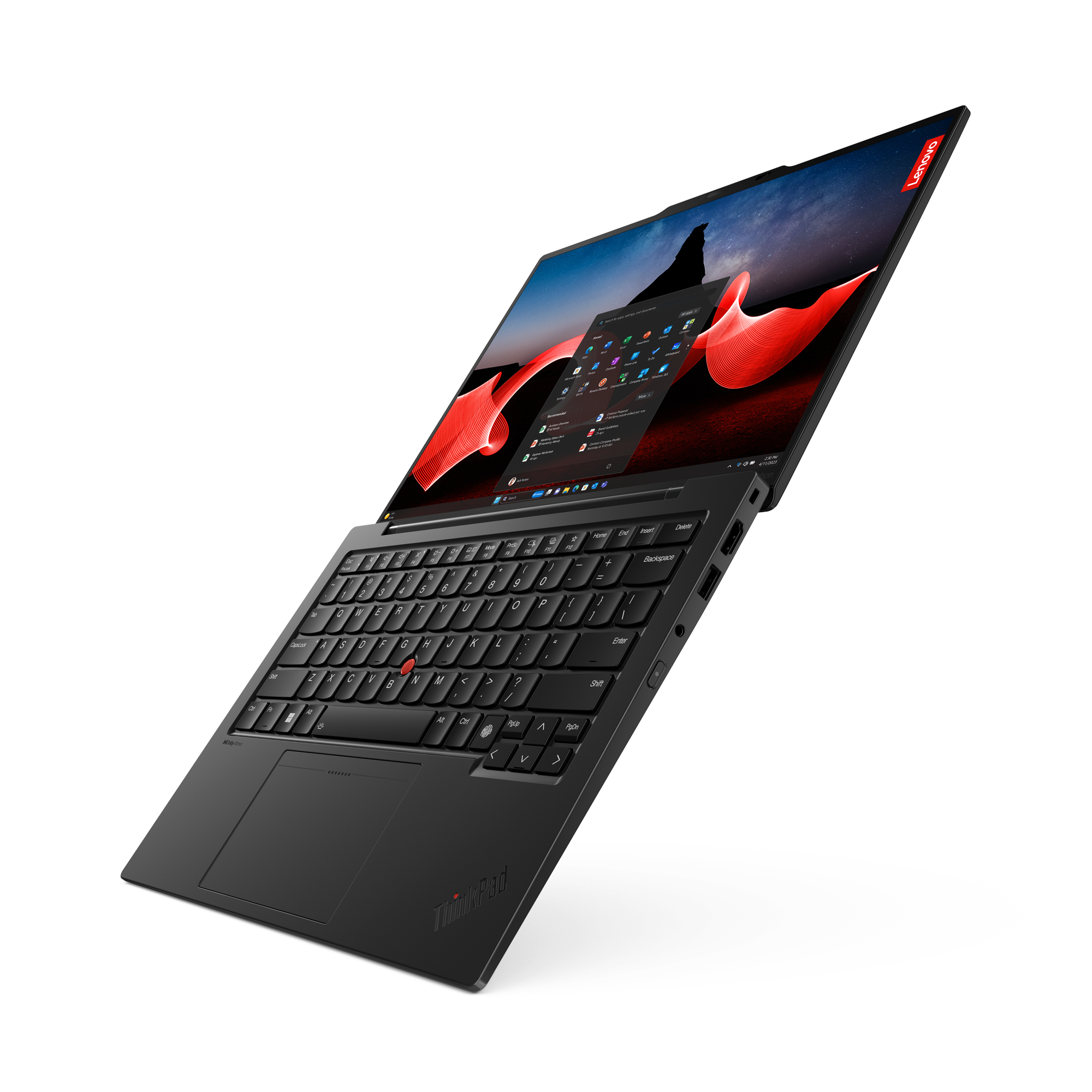 Un portátil negro con el logotipo rojo de Lenovo sobre un fondo negro, inclinado hacia el espectador.