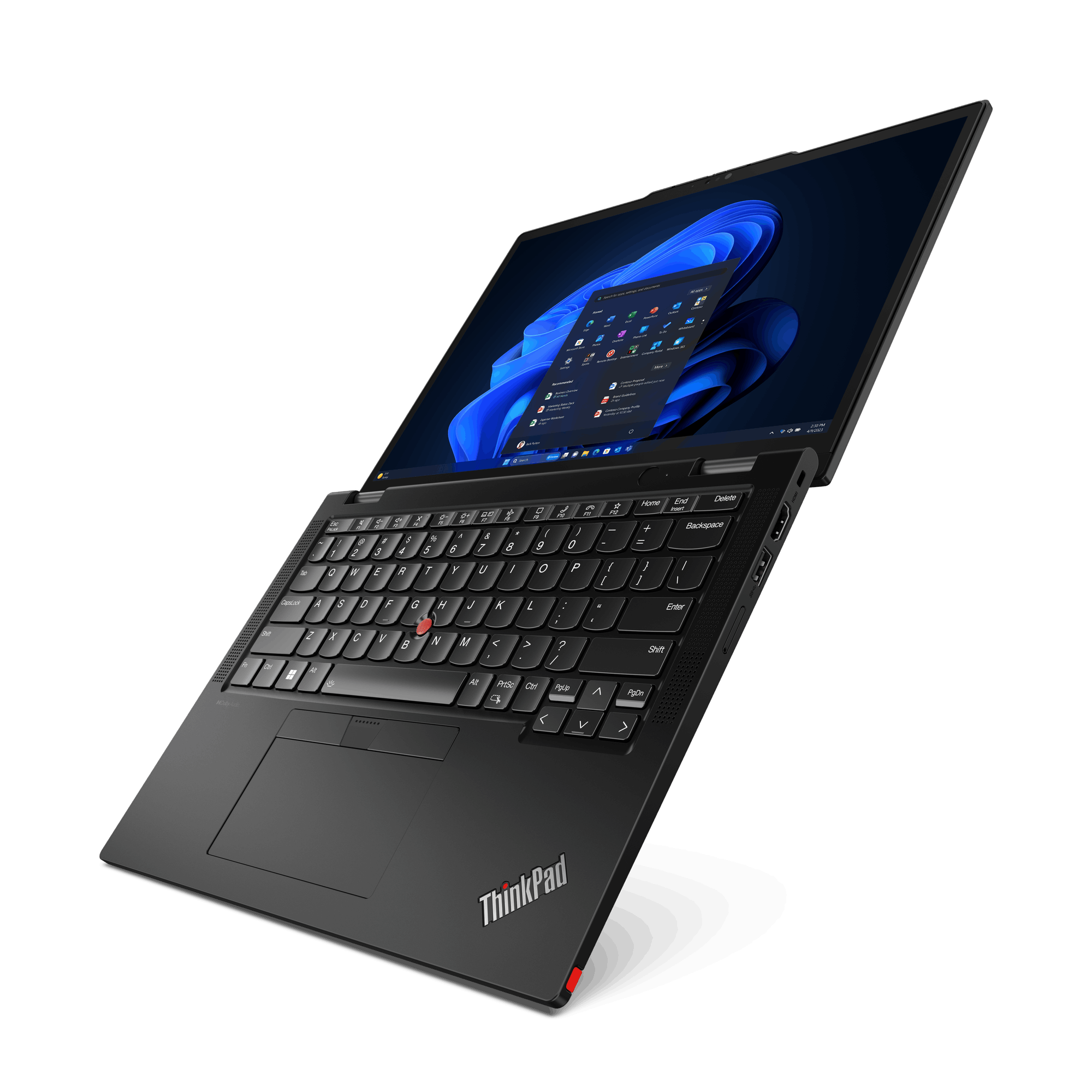 Una laptop ThinkPad negra, abierta y en ángulo contra un fondo oscuro.