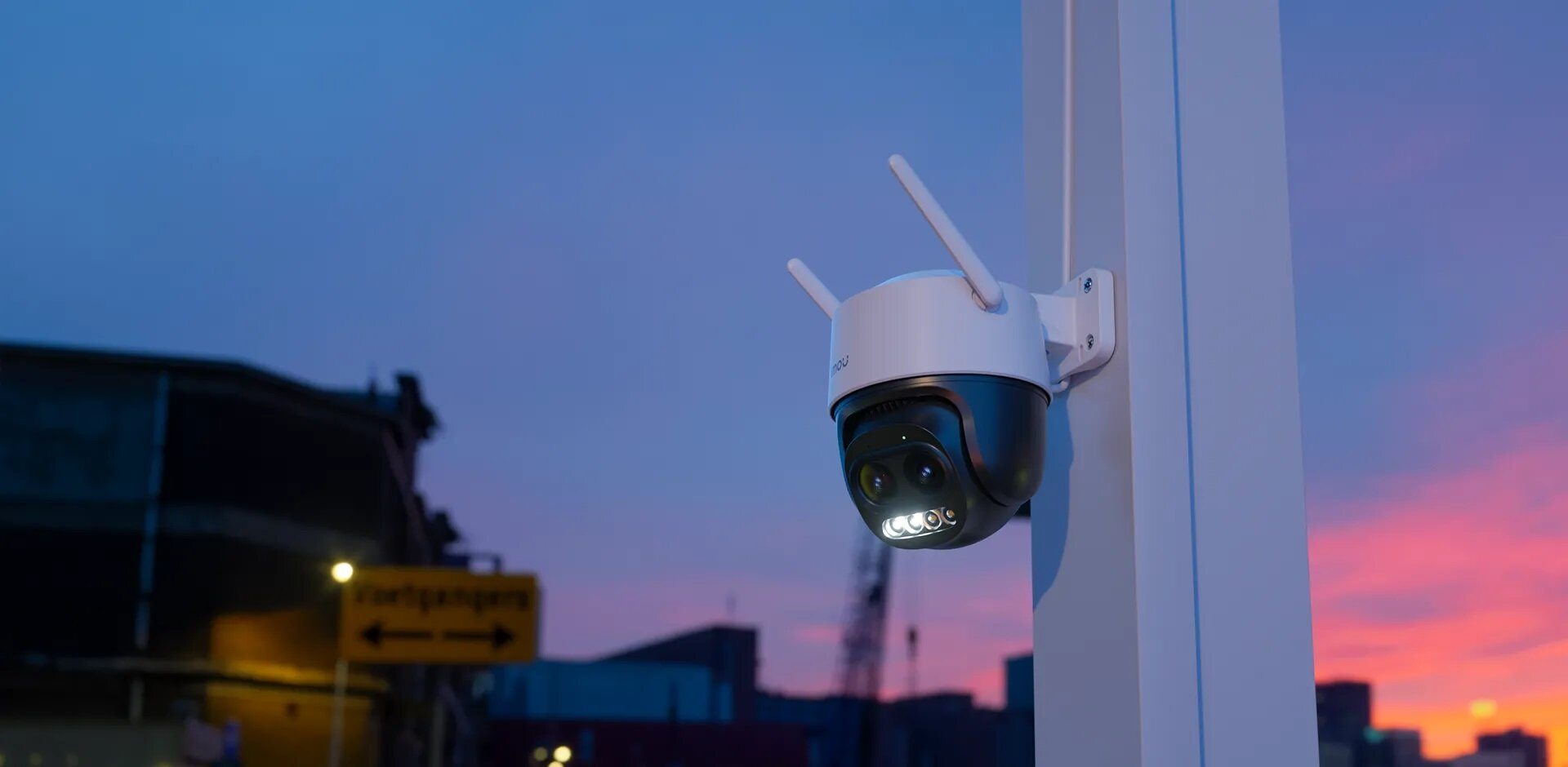 Kamera bezpieczeństwa zamontowana na słupie, na tle zachodu słońca.