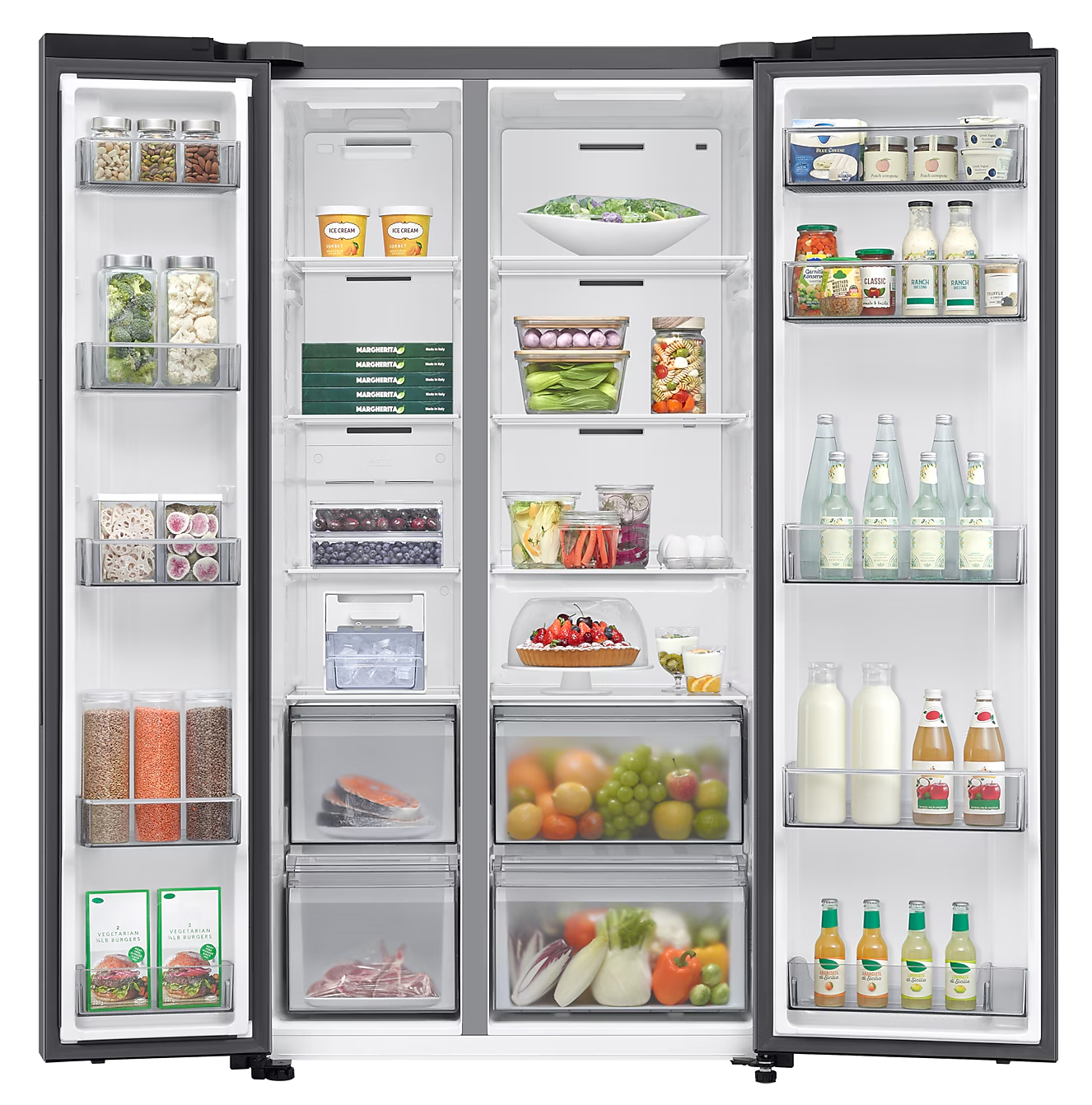 Nyitott hűtőszekrény ételekkel és italokkal elrendezve a polcokon és a fiókokban.