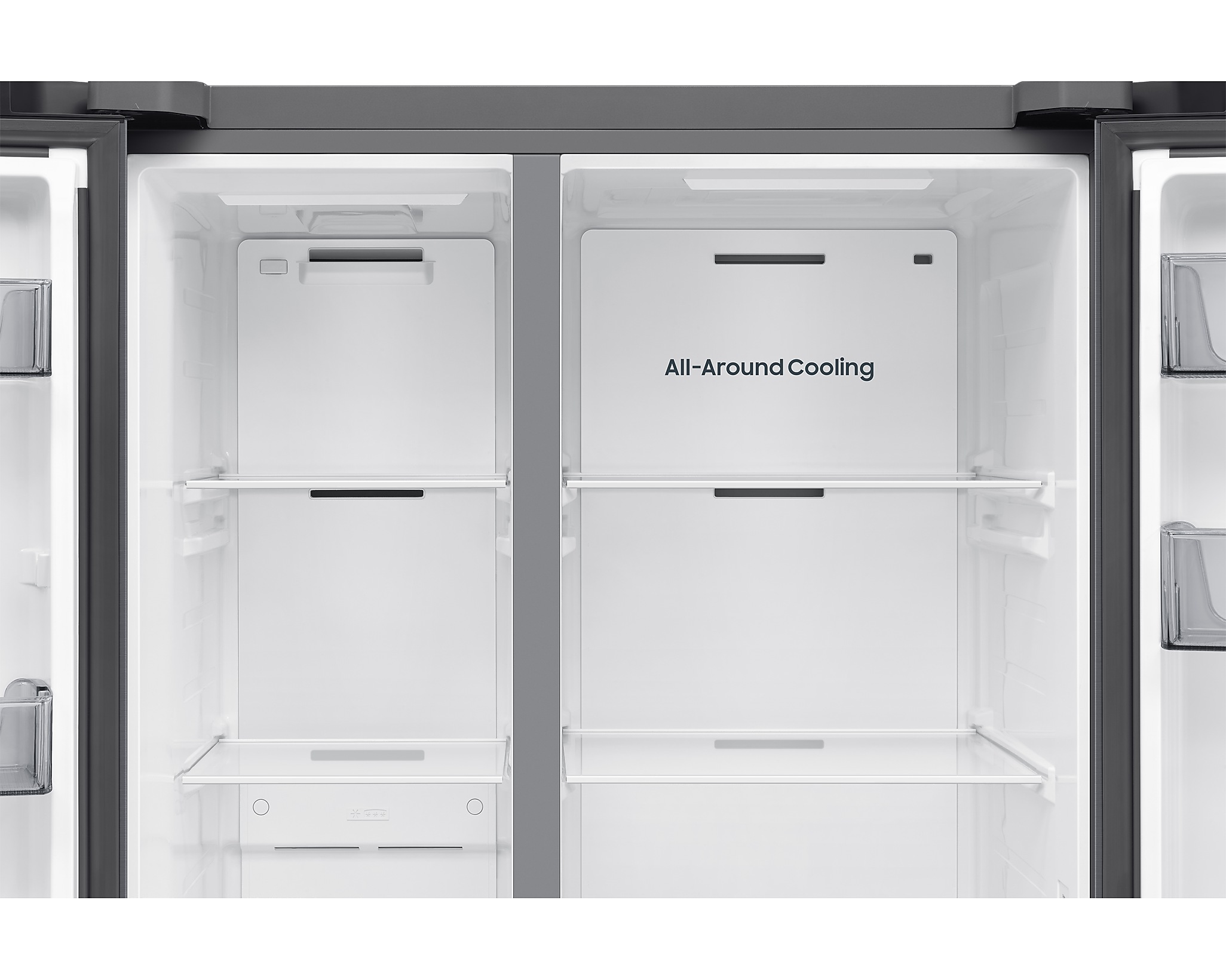 Egy hűtőszekrény belseje. Polcokat, fiókokat és fehér falakat mutat, mind üresek.