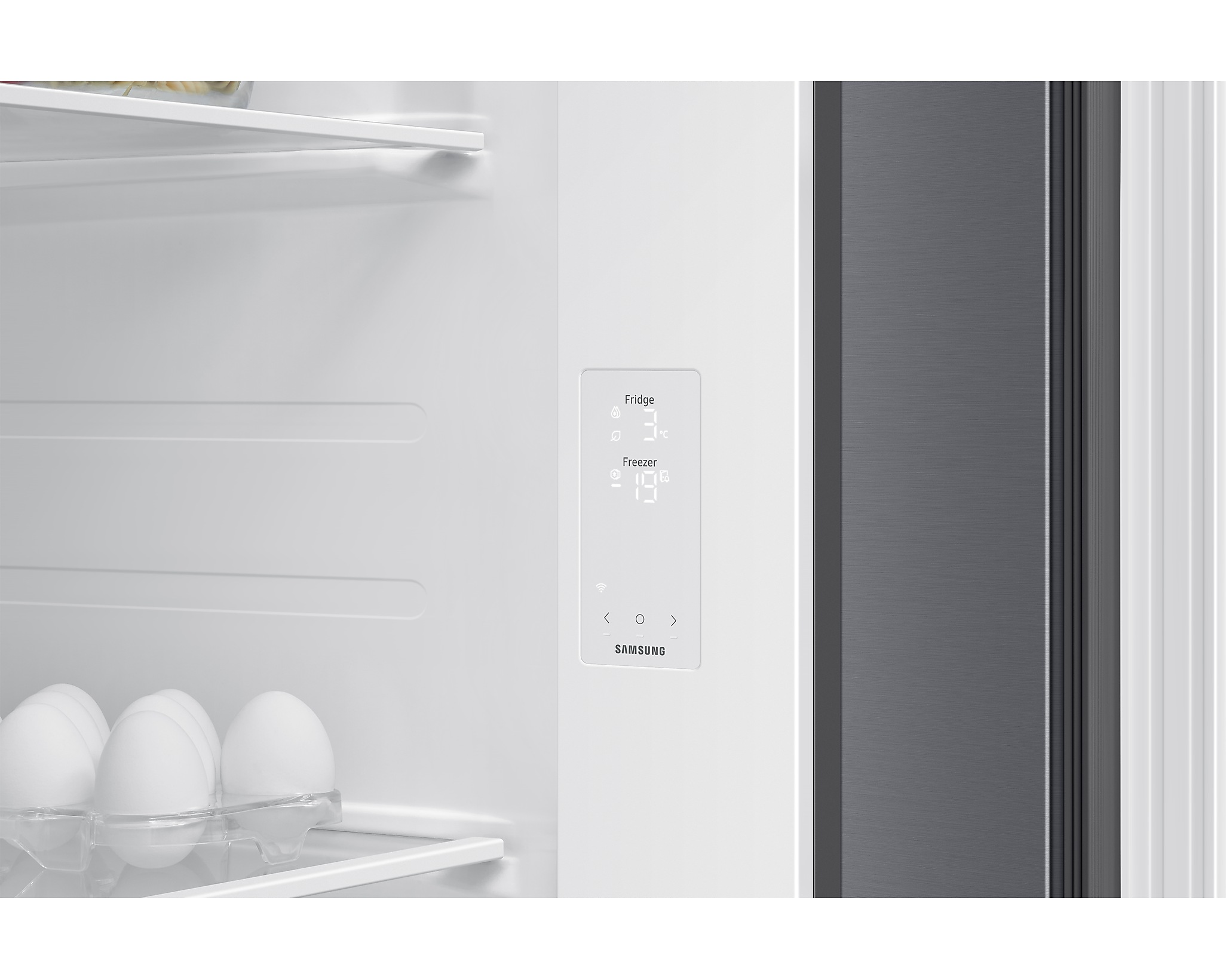 Hűtőszekrény belseje, tojások, polcok, digitális kijelző. Fehér és szürke rekeszek.