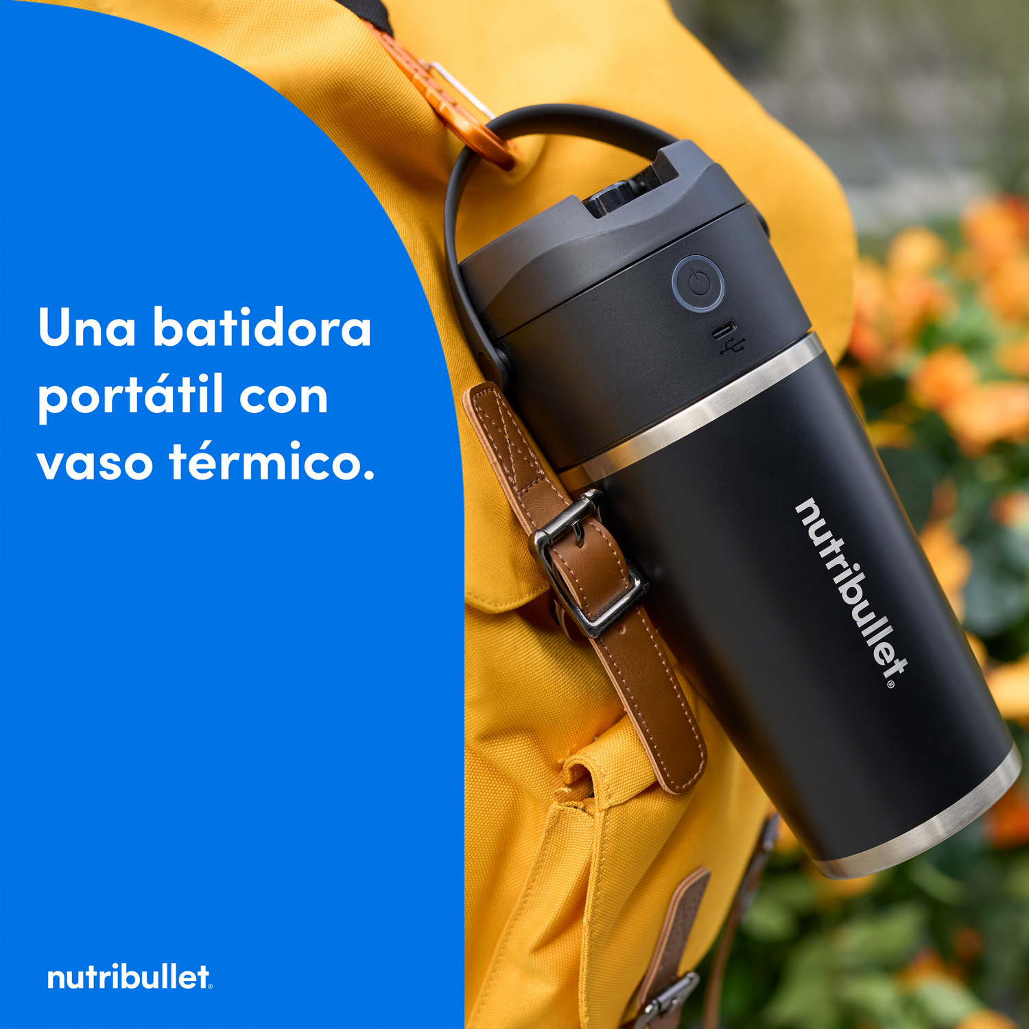 Licuadora portátil negra con una taza térmica en una mochila amarilla.