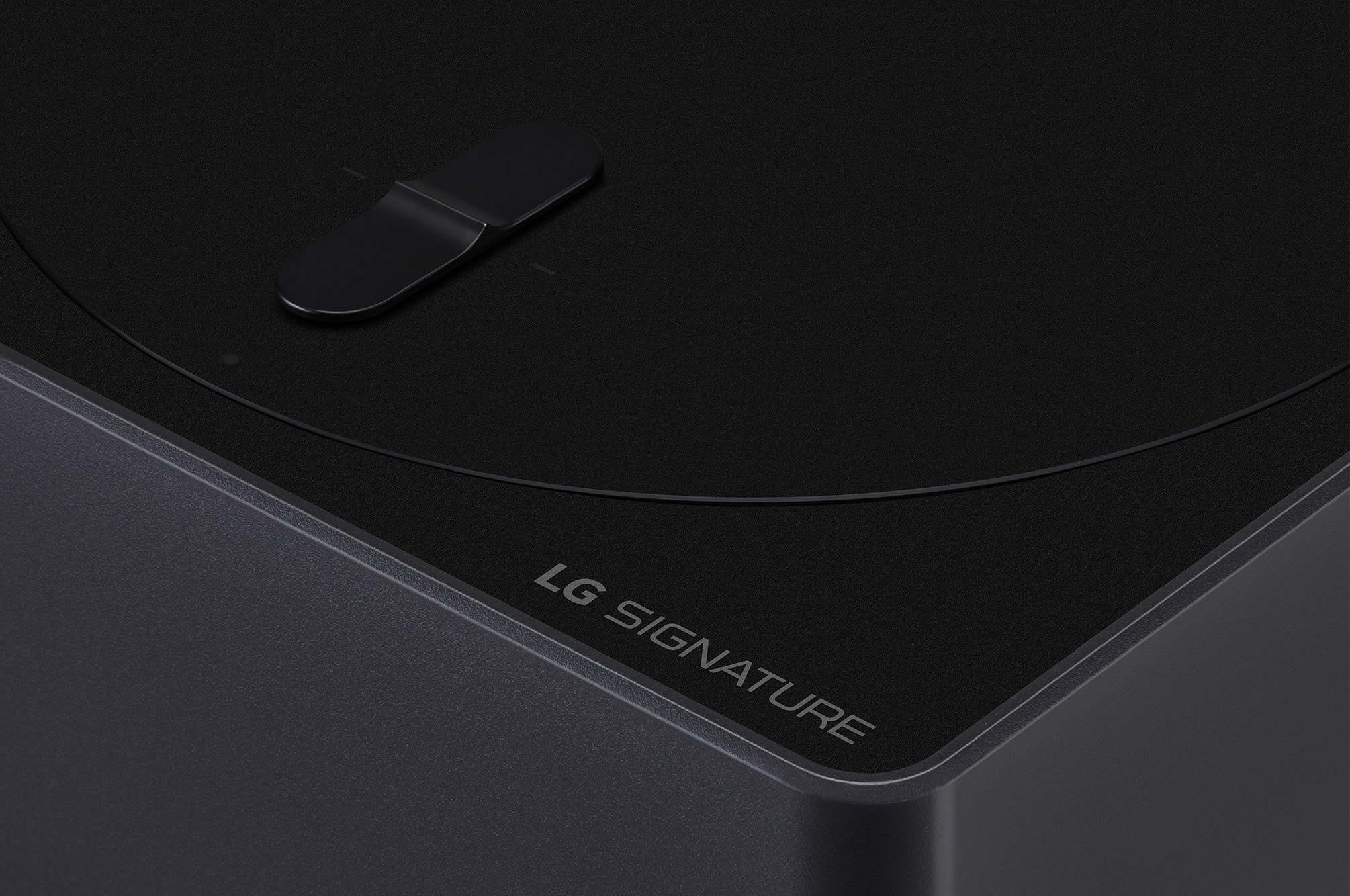Ecke eines dunkelgrauen Geräts, mit dem LG Signature Logo sichtbar.