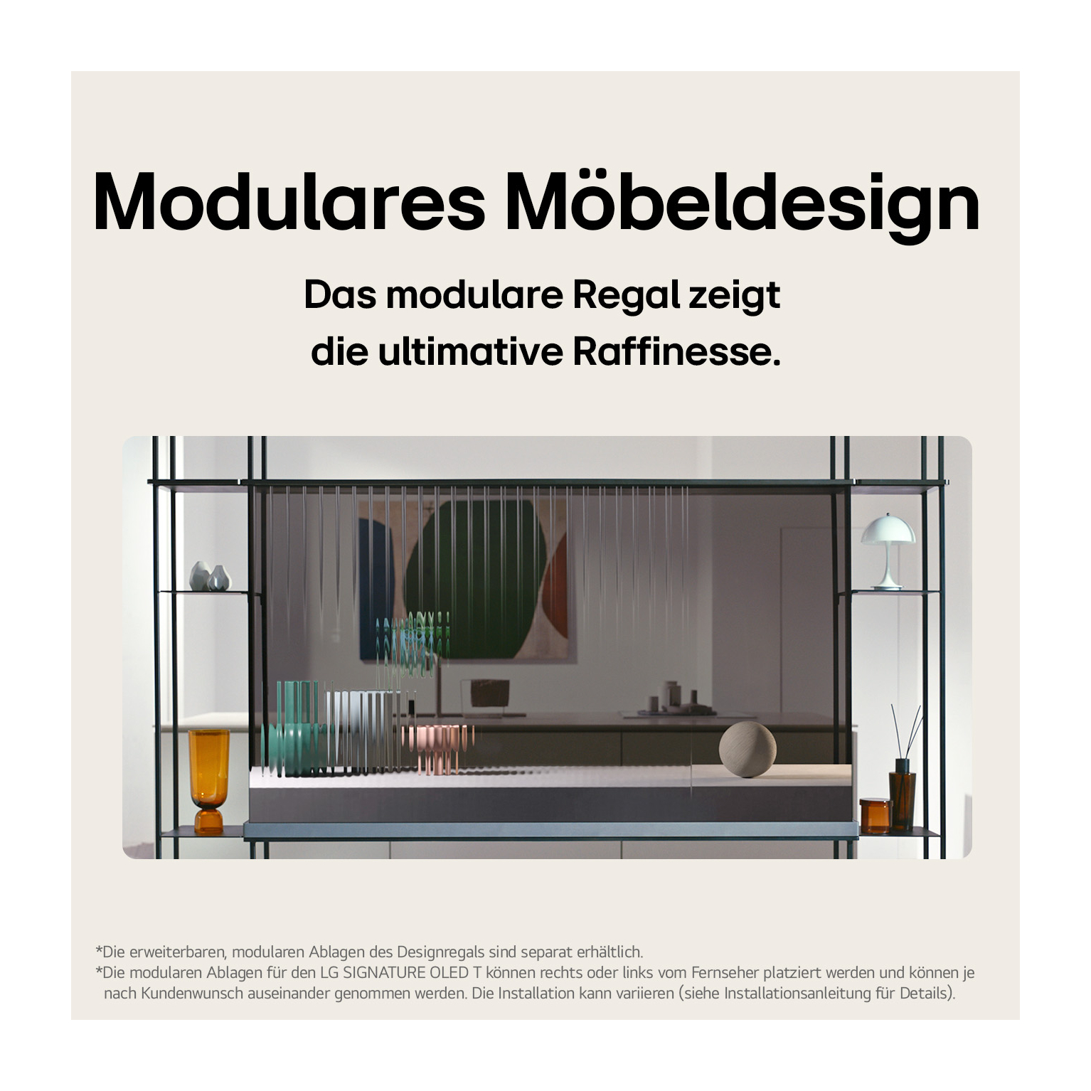 Ein modulares Regal mit einem Fernseher und dekorativen Gegenständen.