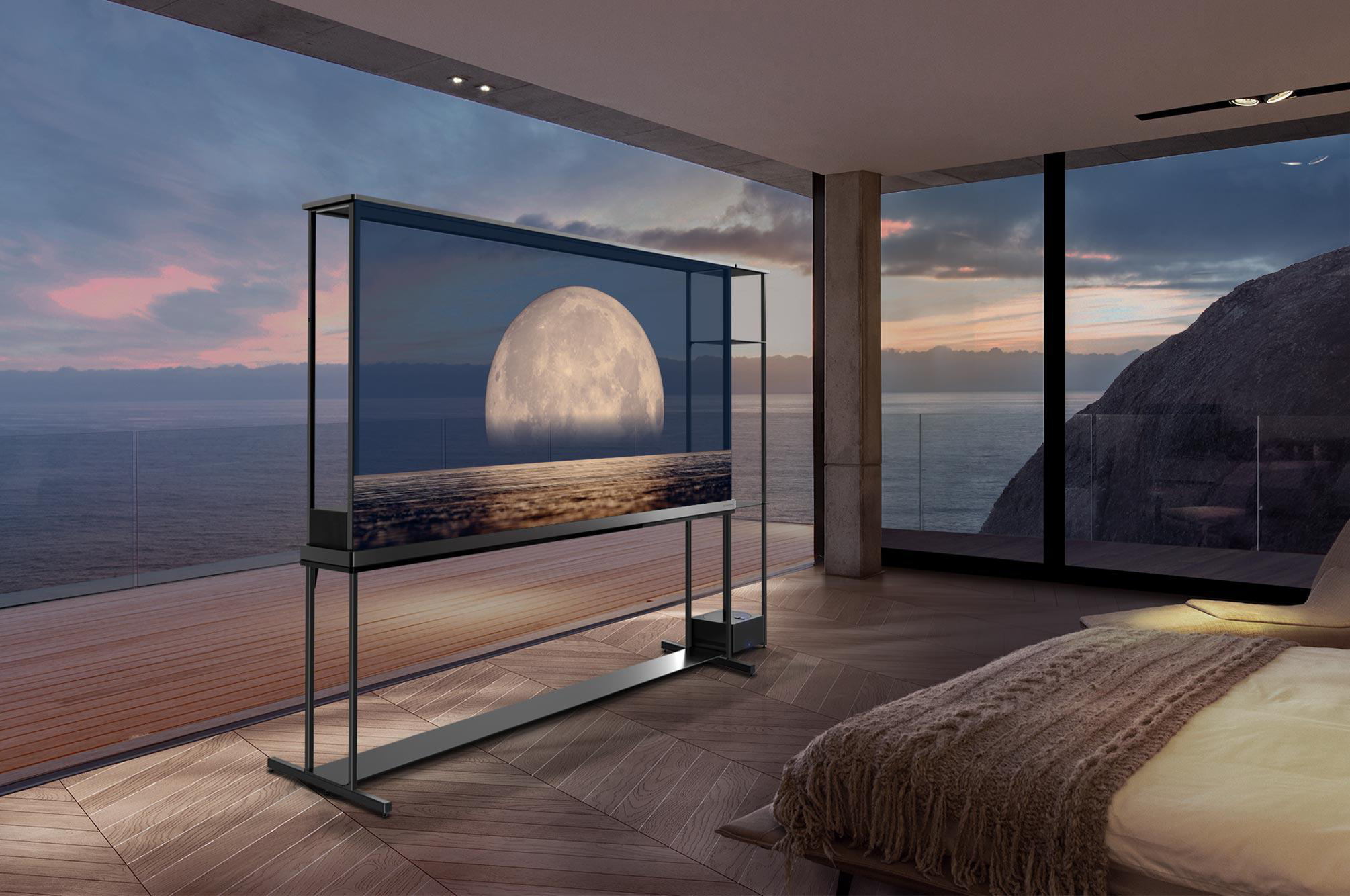 Ein moderner Fernseher zeigt einen Mond über dem Meer. Zimmer mit Bett und Aussicht.