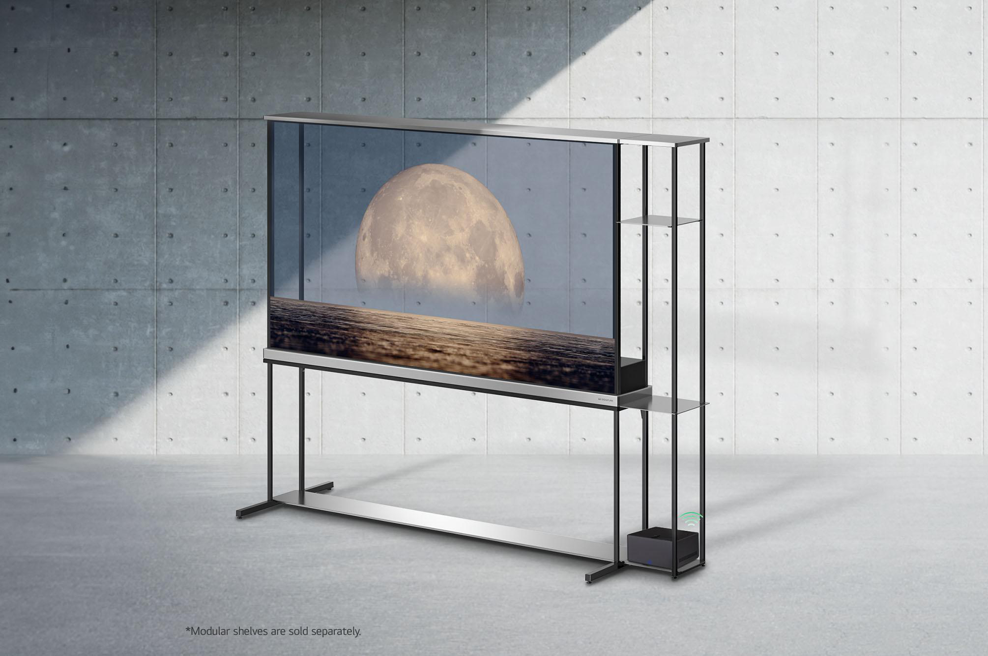 Ein moderner Fernseher auf einem Ständer, mit einer Vollmondszene, vor einem Betonhintergrund.