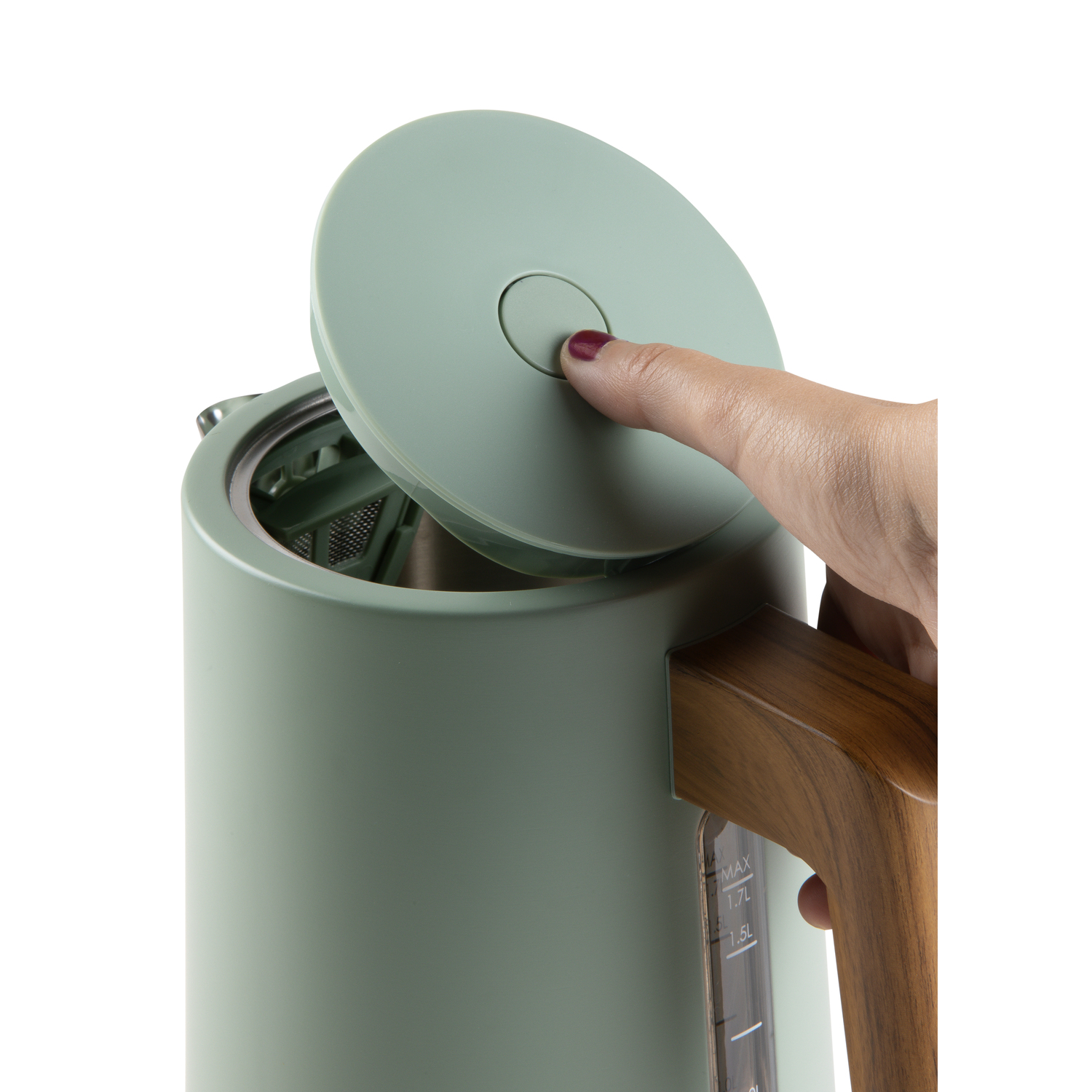 Een hand opent het deksel van een groene elektrische waterkoker met een houten handvat.