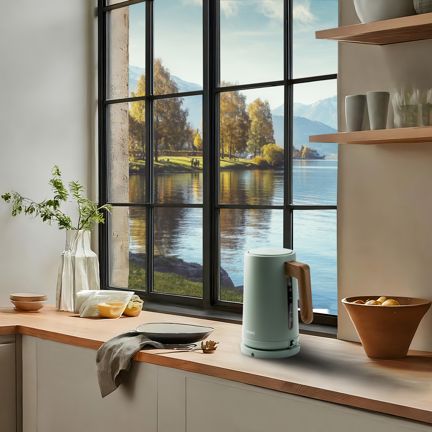 Een keuken met een waterkoker en uitzicht op een meer door een raam, met een bord en kom.