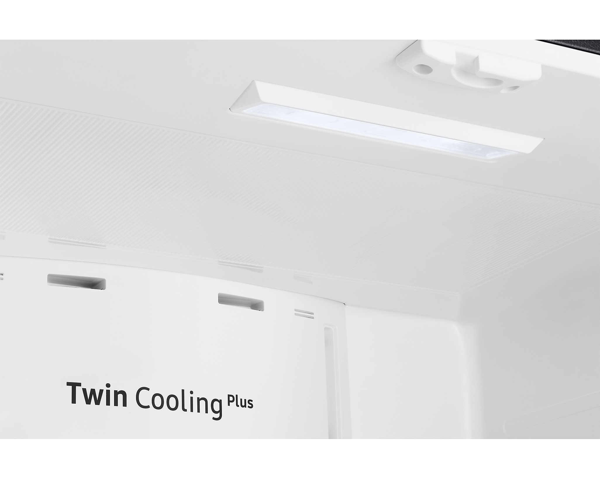 Fehér hűtőszekrény belseje erős fénnyel és a "Twin Cooling Plus" felirattal.