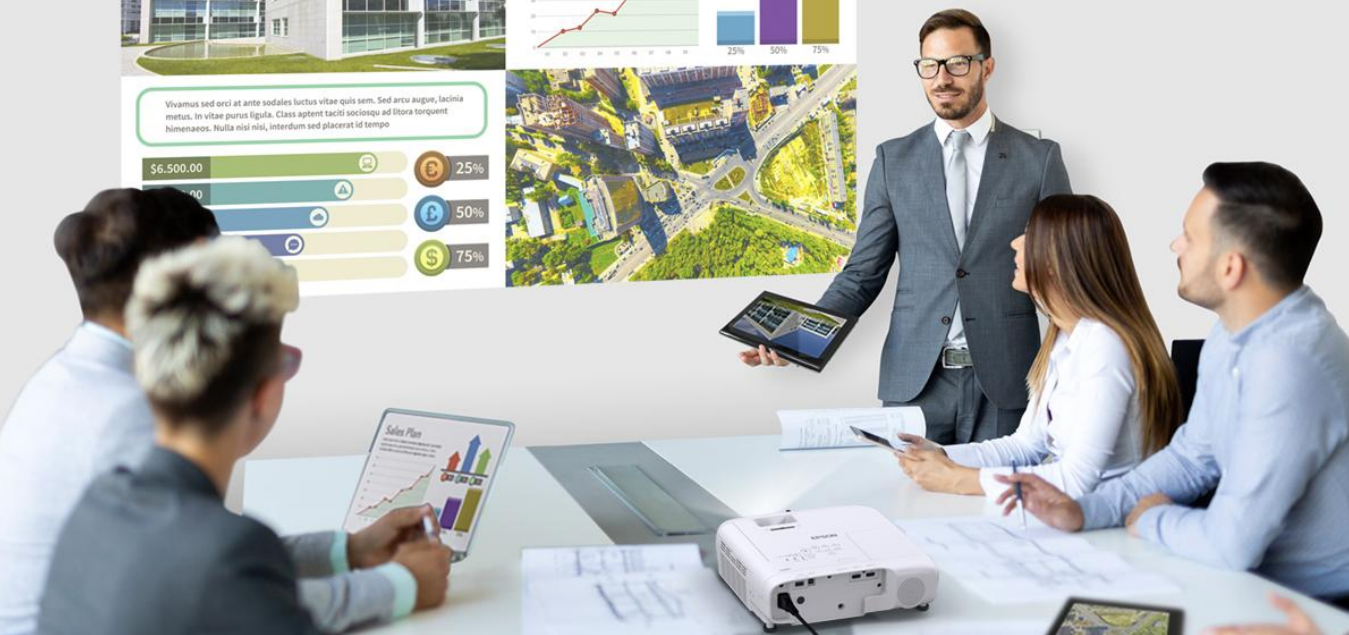 Geschäftspräsentation mit Personen, Diagrammen und Projektor.
