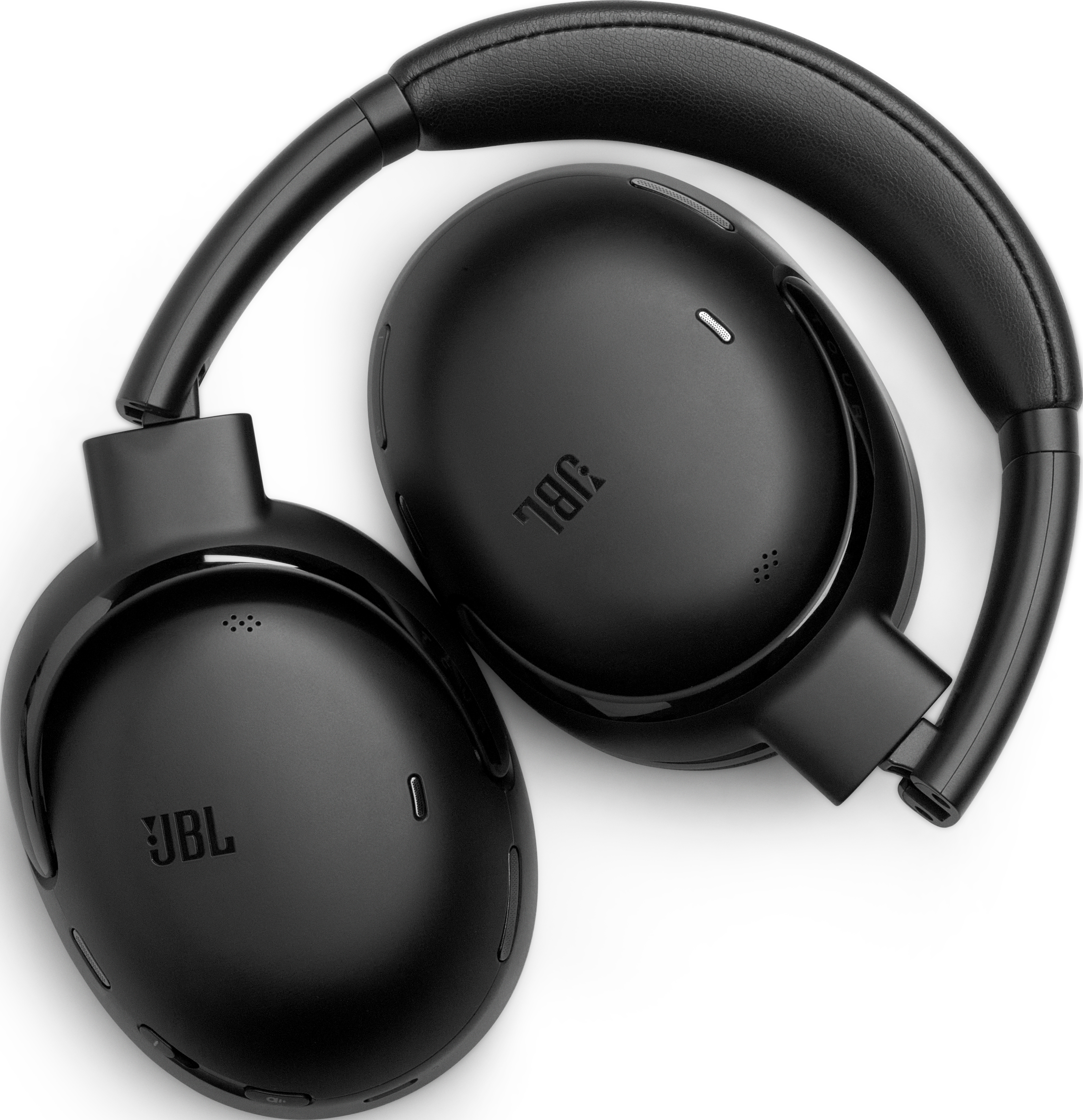 Cuffie JBL nere, piegate, su una superficie bianca. Il logo JBL è visibile.