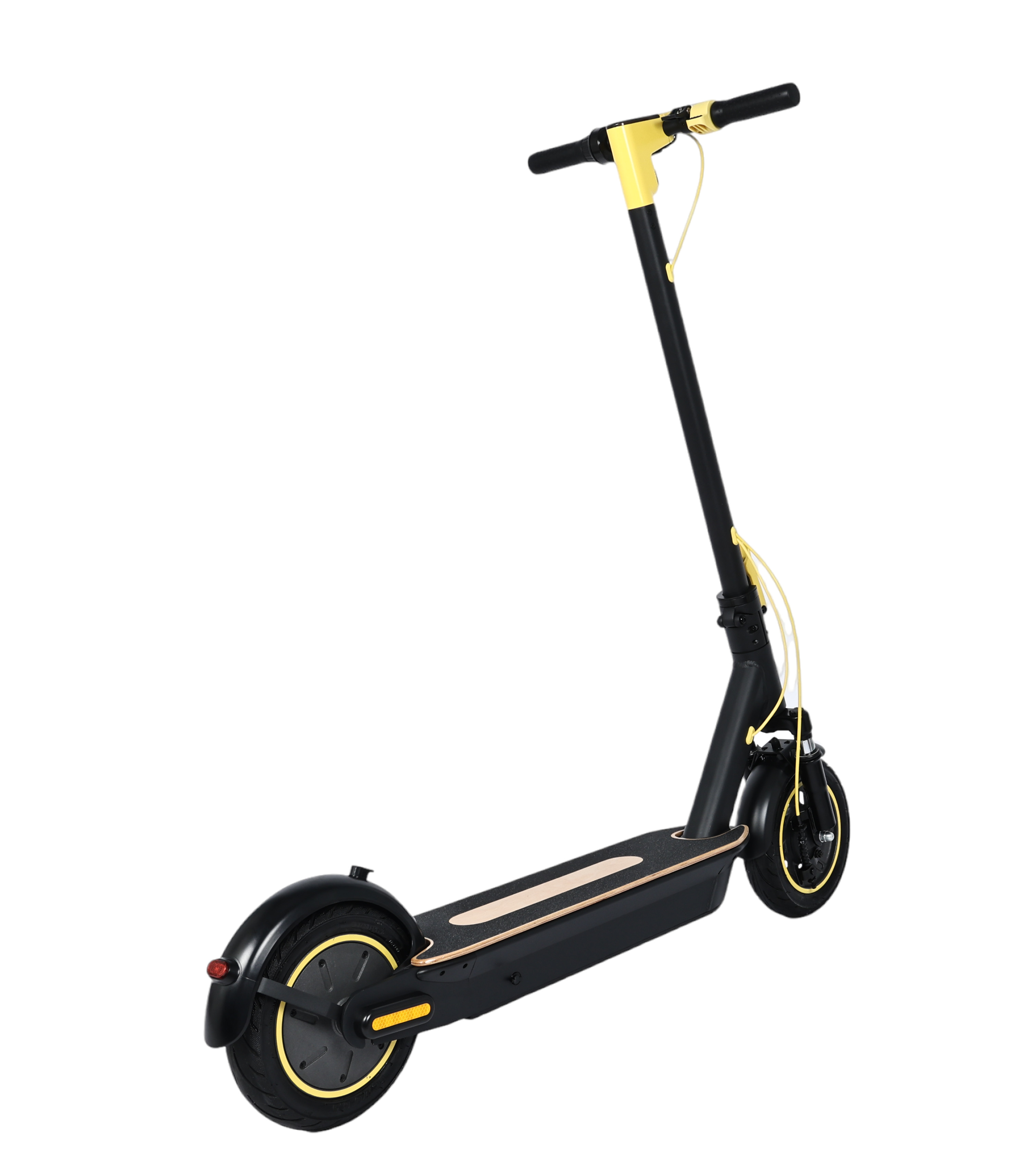 Czarno-żółta hulajnoga elektryczna na białym tle.