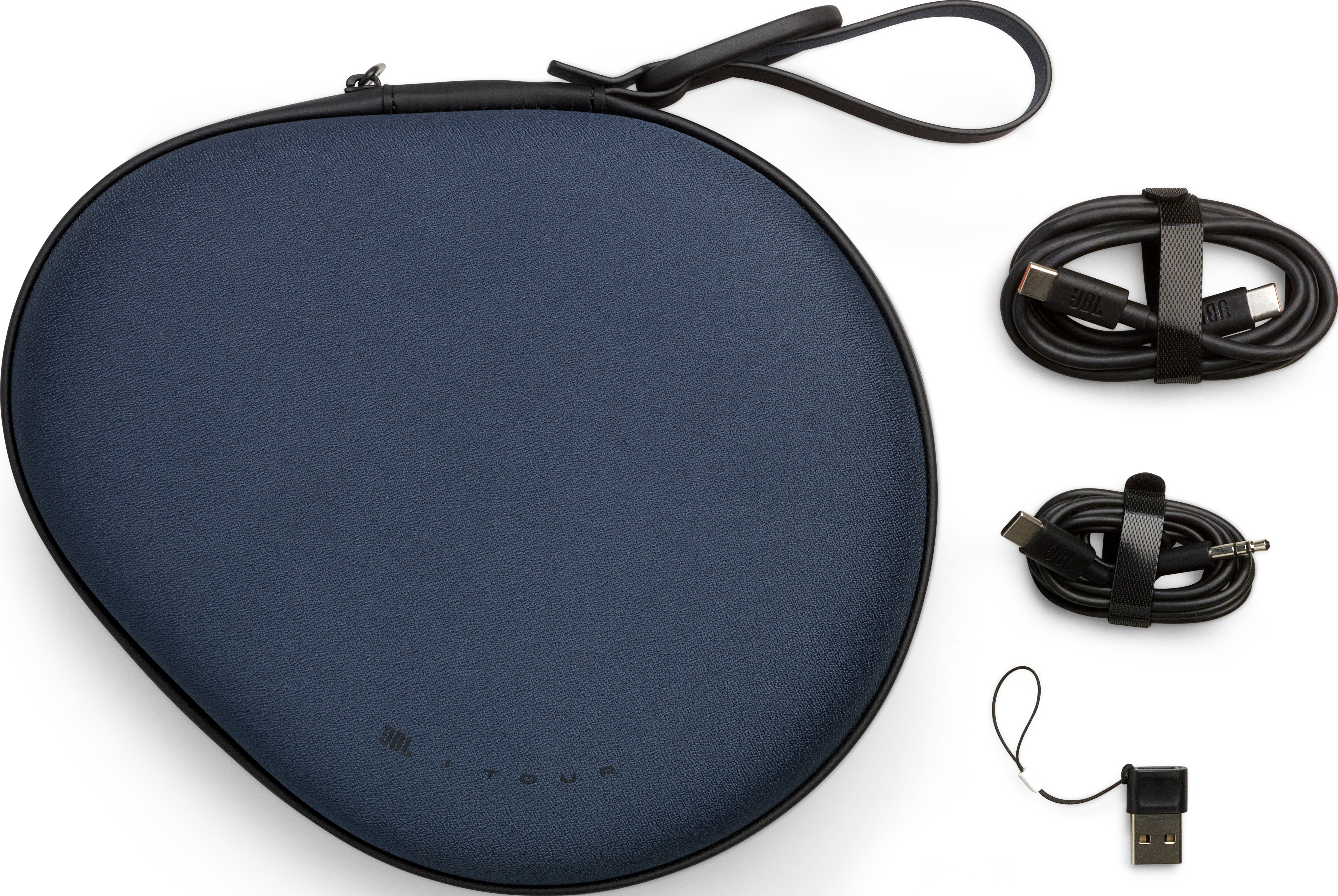 Custodia blu navy con cuffie, cavi USB-C e un adattatore USB.