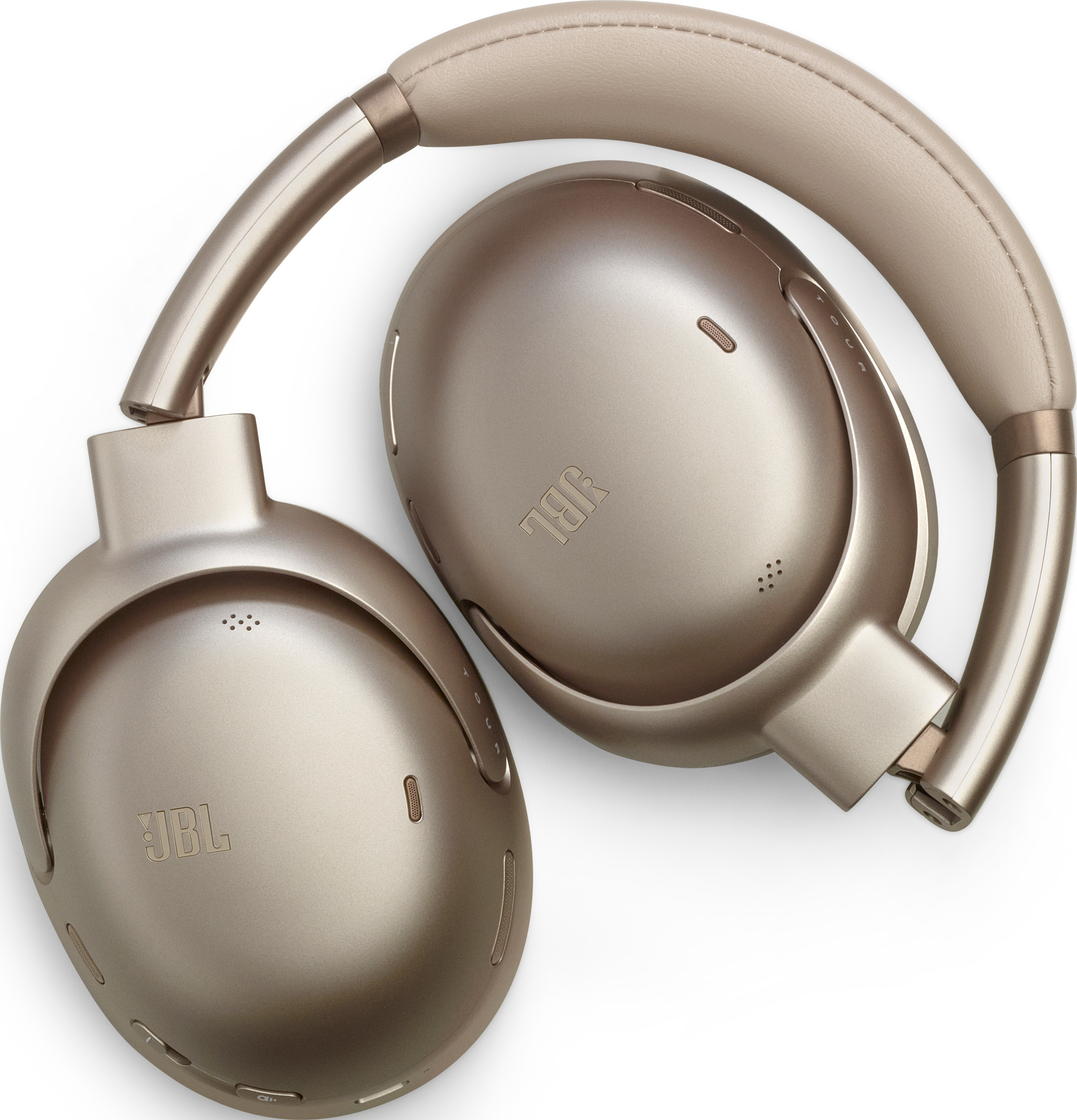 Cuffie over-ear color oro, piegate e appoggiate su una superficie bianca.