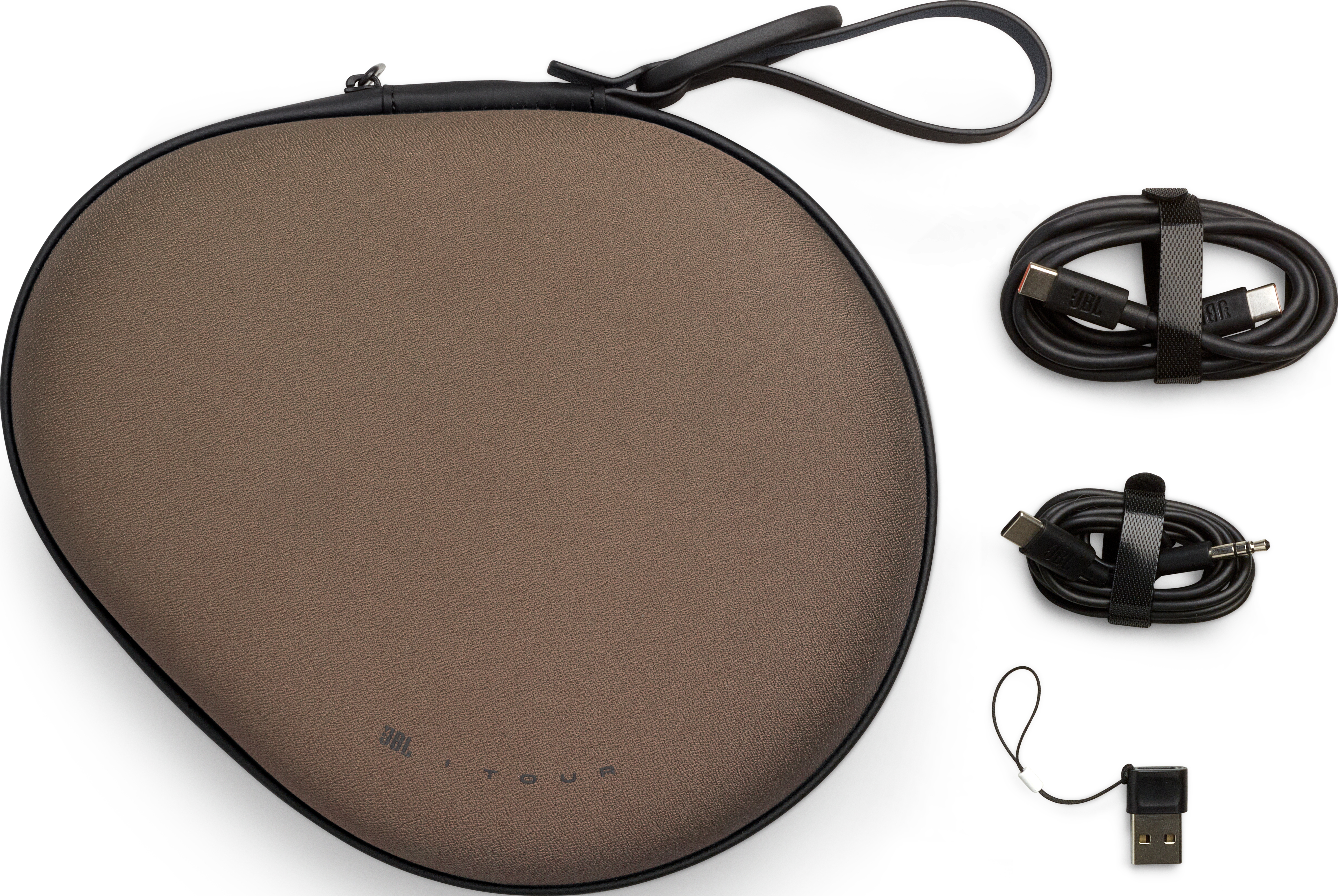 Custodia marrone per cuffie JBL, cavi e adattatore USB su bianco. La custodia ha una maniglia nera.