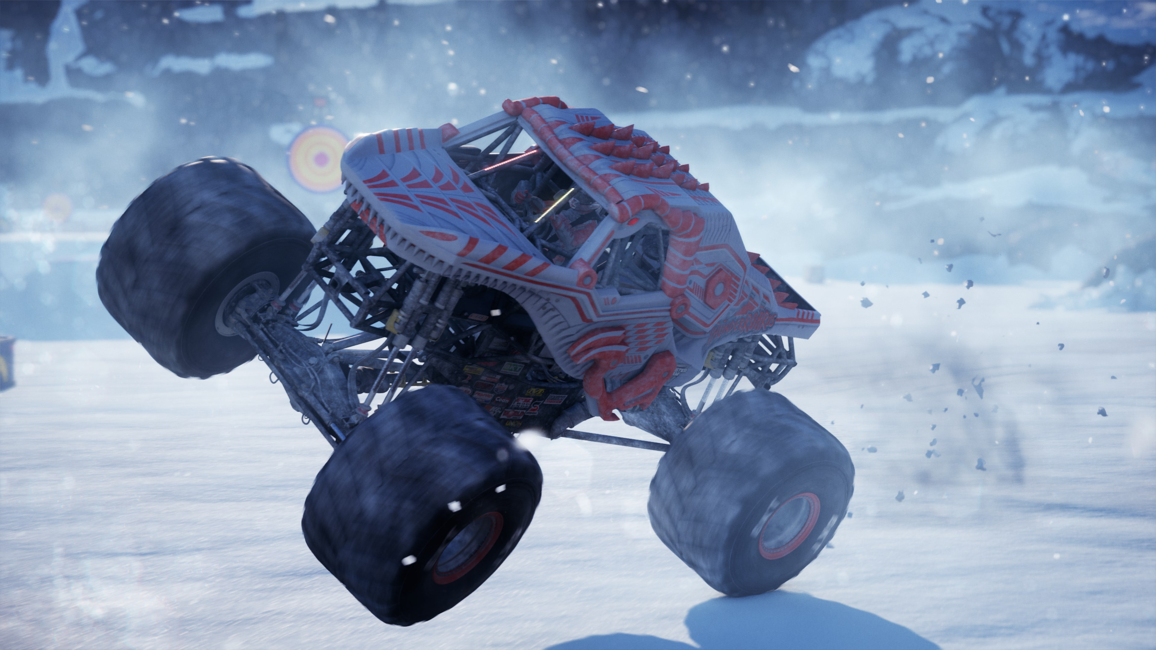 Monster truck in aria, sfondo innevato, design rosso e bianco.