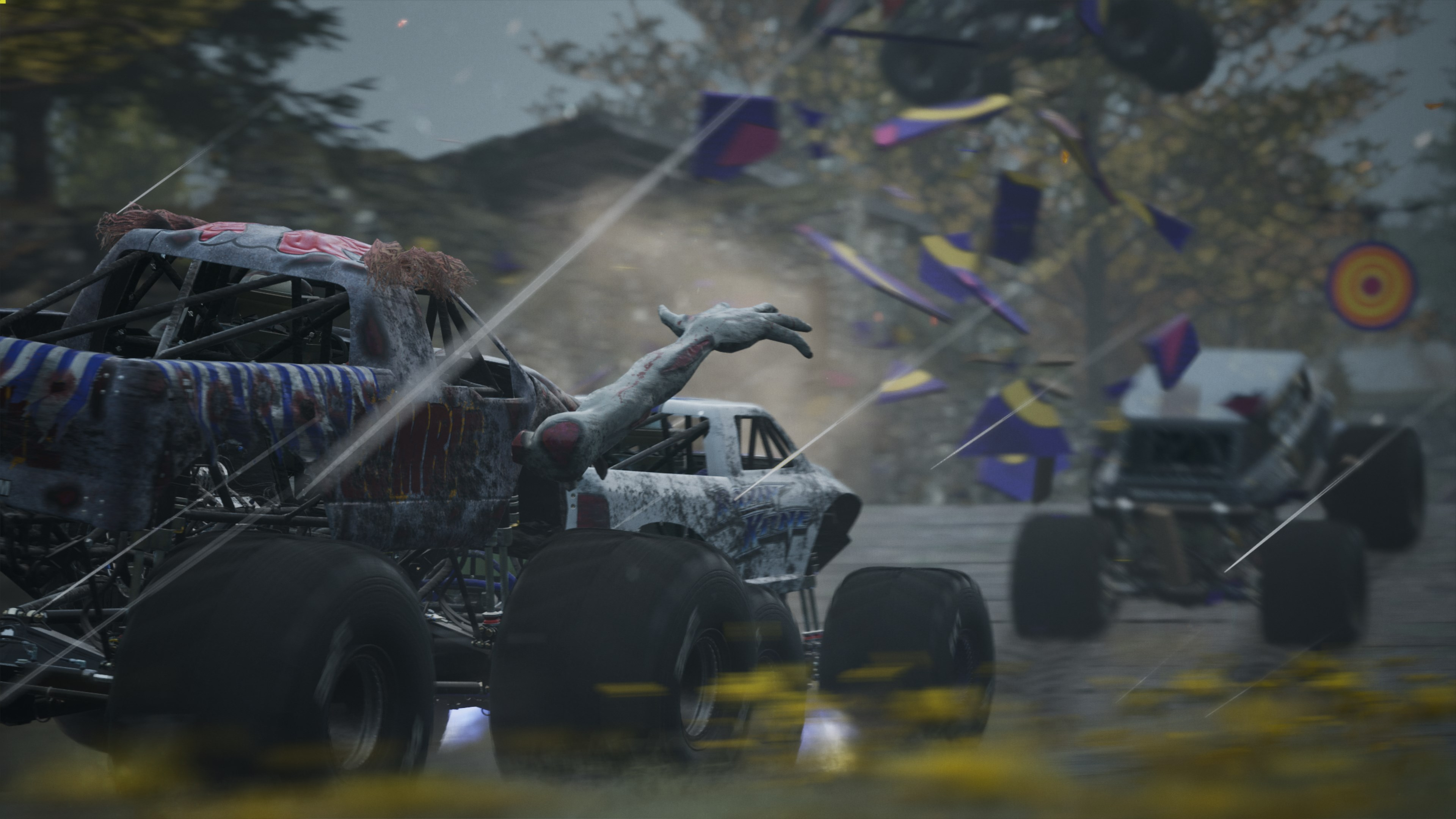 Monster truck in corsa, uno con braccio zombie, detriti volanti, in scena sfocata.