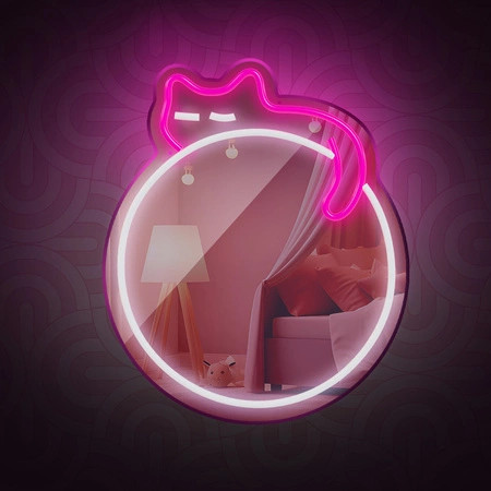 Różowy pokój z neonowym lustrem w kształcie kota. W lustrze widać łóżko.