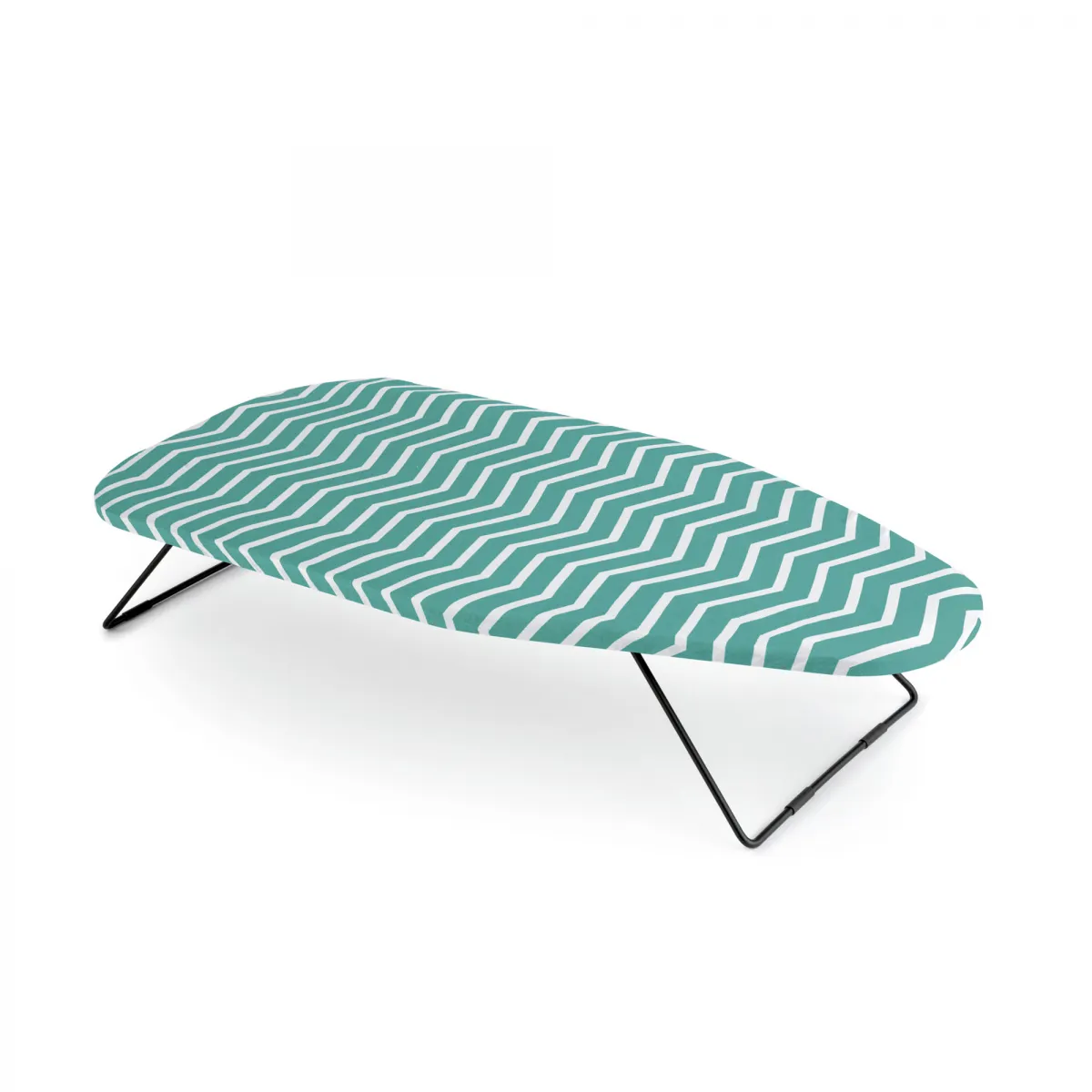 Tabla de planchar con estampado de chevrón turquesa y blanco. Patas negras, fondo blanco.