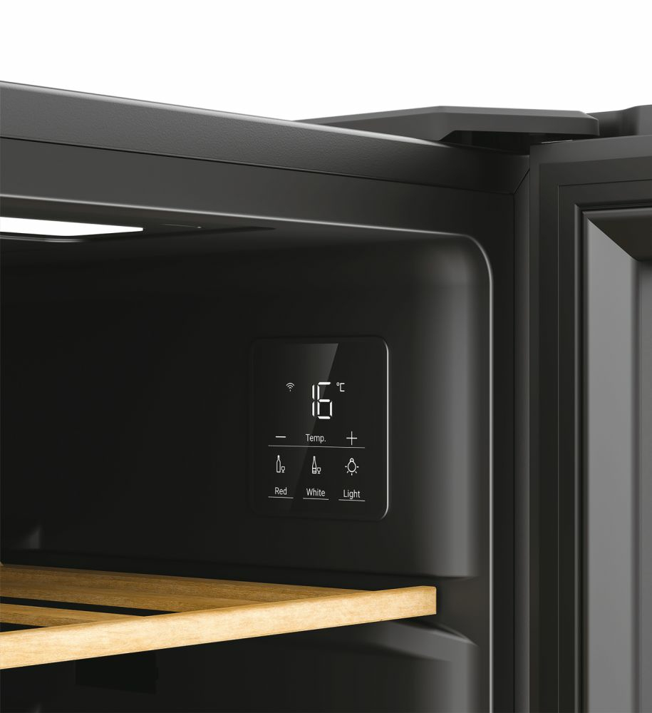 Dentro de una vinoteca negra, con pantalla digital que muestra la temperatura. Se ve una balda de madera.