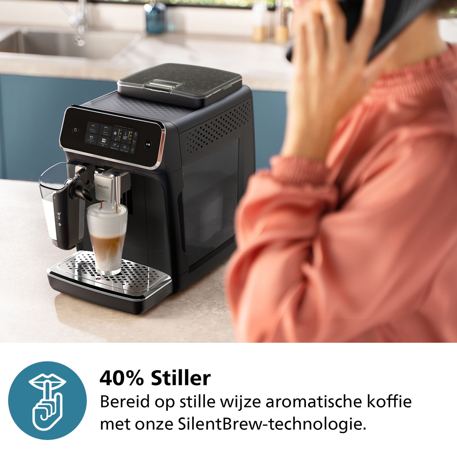 Een espressomachine met een persoon aan de telefoon, koffie aan het zetten, een kopje staat onder de uitloop.