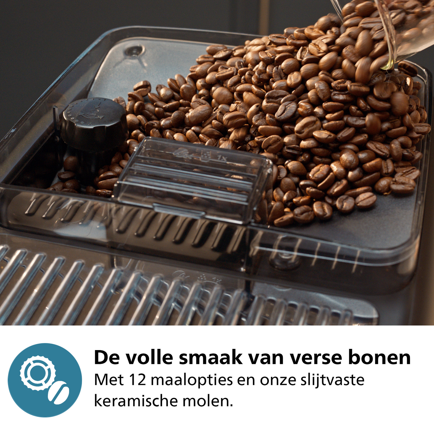Koffiebonen die in een machine worden gegoten, tekst over verse smaak.