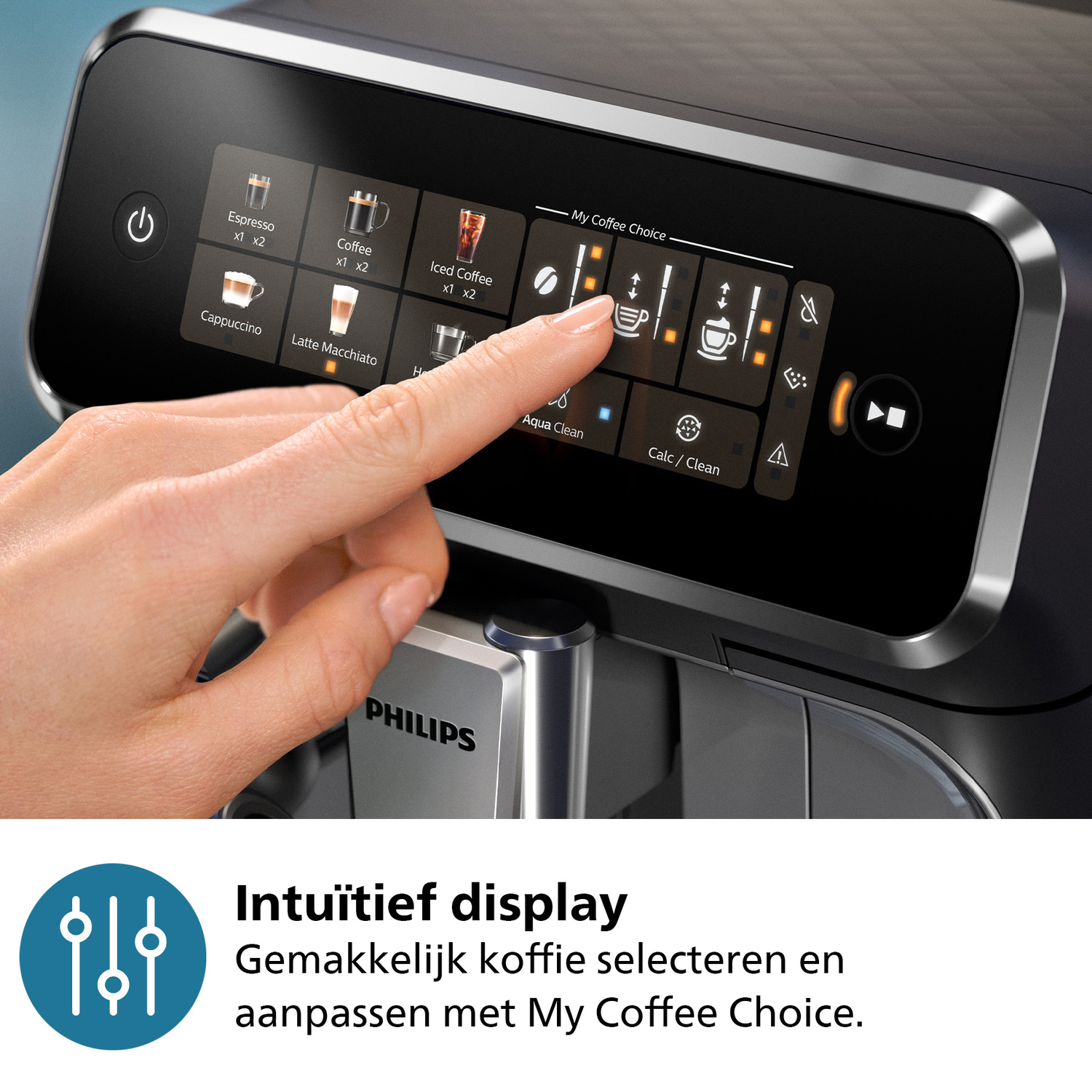 Aanraakscherm van koffiemachine met vinger die een koffieoptie aanraakt.
