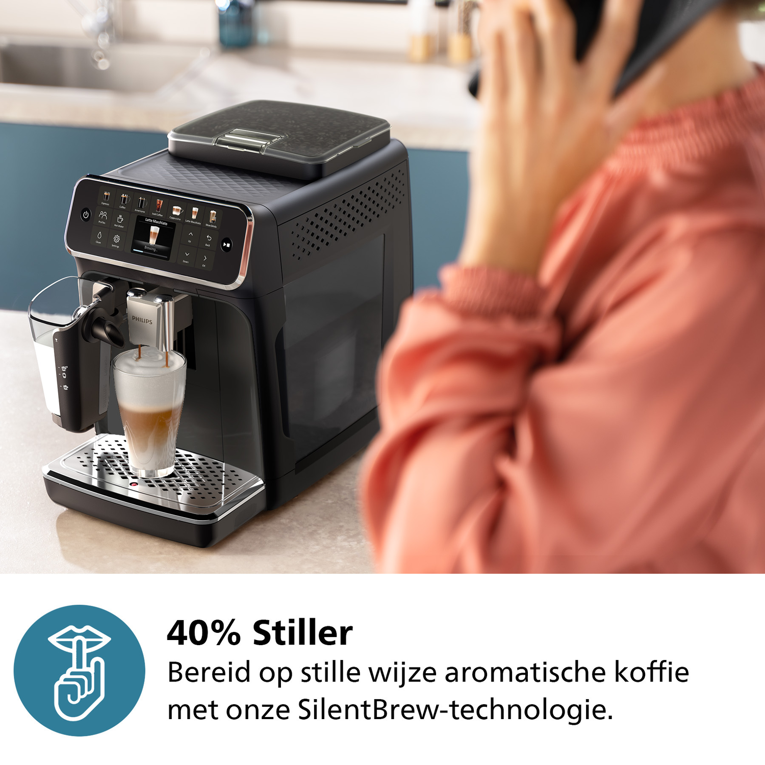 Een zwart koffiezetapparaat met een vrouw aan de telefoon. Koffie wordt in een glas gegoten.