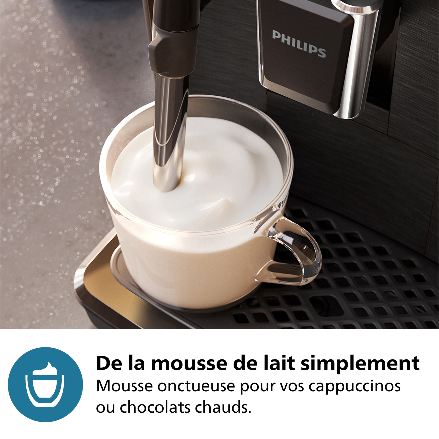 Une machine à café versant de la mousse de lait dans une tasse en verre.